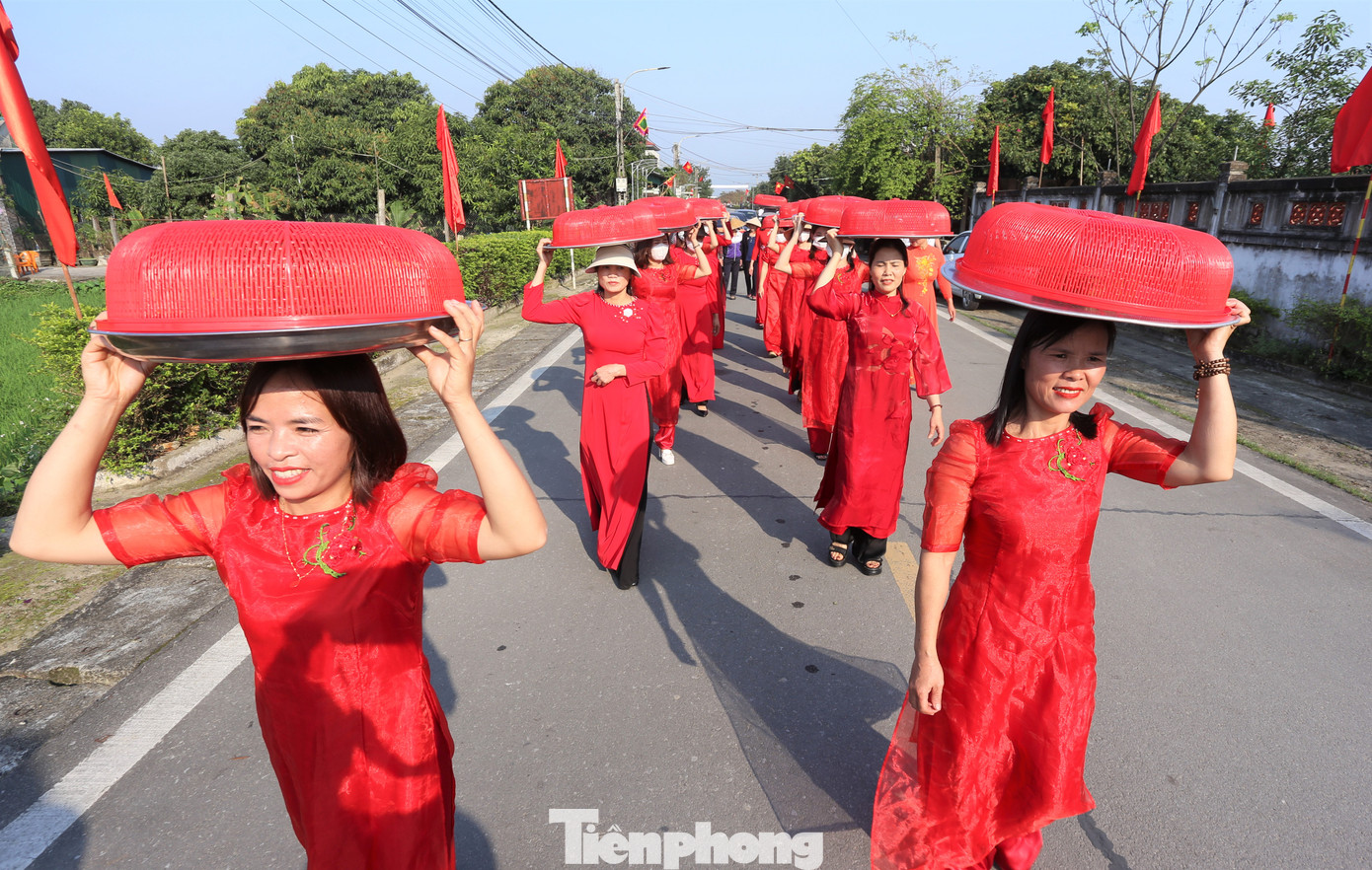 Mỗi người sẽ đội một mâm lễ, trong mỗi mâm có 4 chiếc bánh chưng.