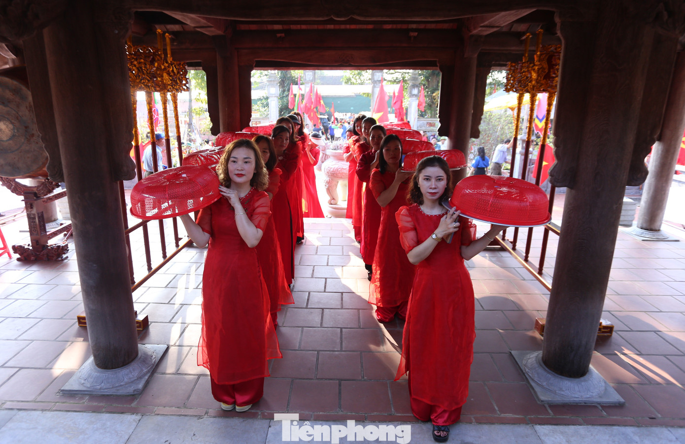 Nhận và xếp bánh trước các ban thờ.