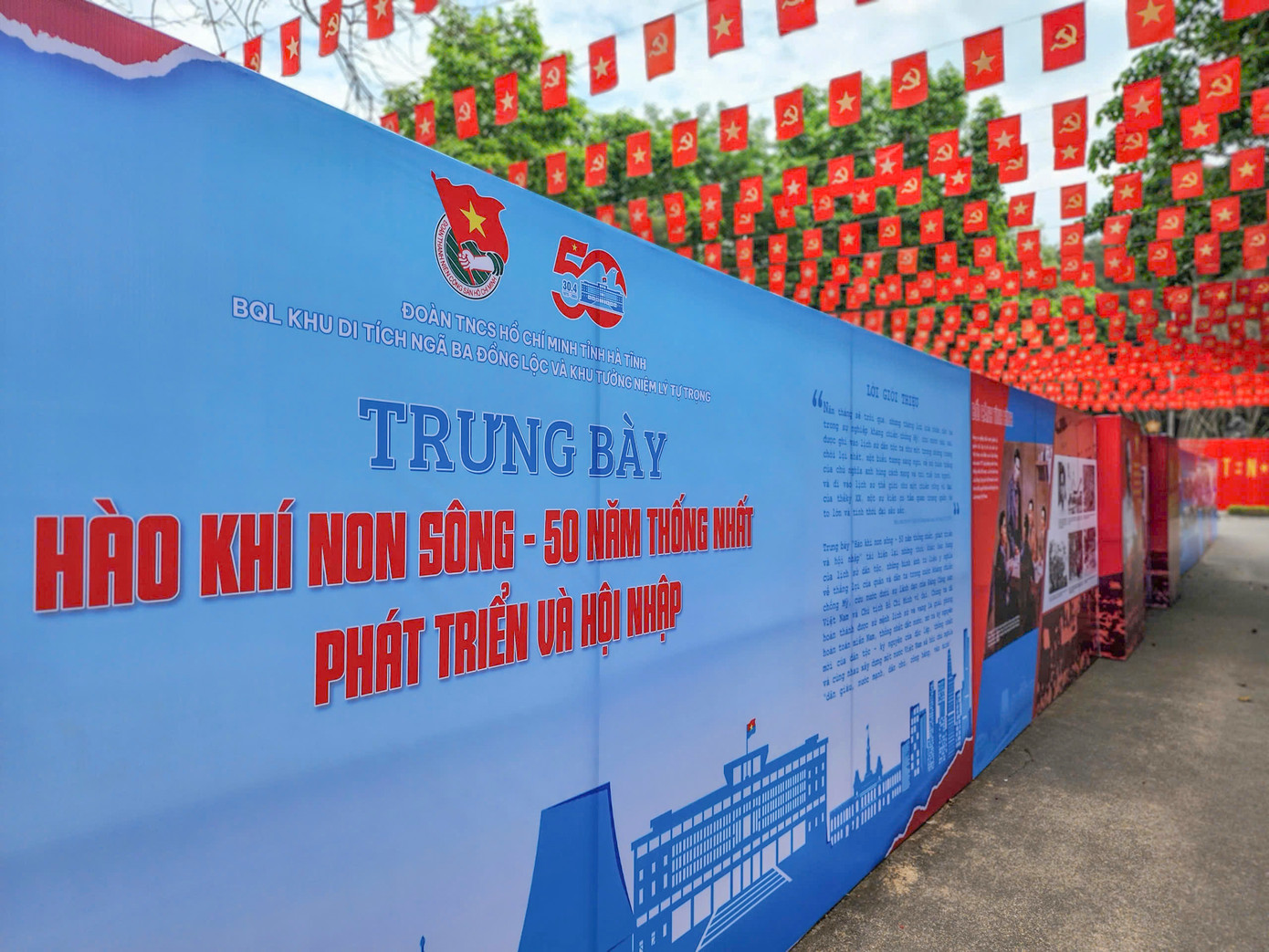 Trong không khí hào hùng hướng về Kỷ niệm 50 năm Ngày giải phóng miền Nam, thống nhất đất nước (30/4/1975- 30/4/2025), BQL Khu di tích Ngã ba Đồng Lộc và Khu di tích Lý Tự Trọng đã tổ chức trưng bày triển lãm ngoài trời với chủ đề Hào khí non sông - 50 năm thống nhất, phát triển và hội nhập.