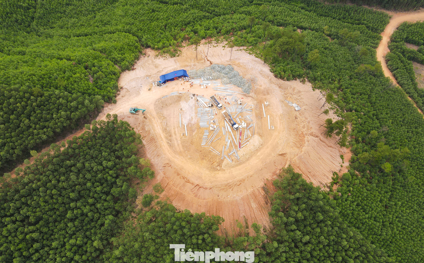 Đại diện Ban quản lý dự án các công trình điện miền Trung cho biết, dự án đường dây 500 kV mạch 3 qua Hà Tĩnh dài 141,52 km với 285 vị trí móng cột trải dài qua địa phận 9 huyện, thị xã. Đây là một trong những tỉnh có khối lượng công việc lớn, địa hình khó khăn nhất.