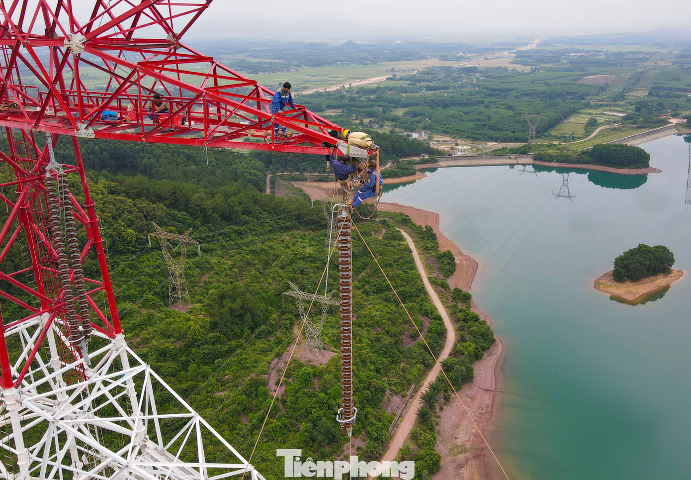 Nhóm công nhân đu mình giữa không trung, lắp đặt cấu kiện trên các trụ, chuẩn bị cho việc kéo dây. Mỗi ngày họ leo lên cột từ sáng sớm, làm việc, ăn uống ở trên đỉnh cột cao chót vót và tiếp đất khi trời nhá nhem tối.