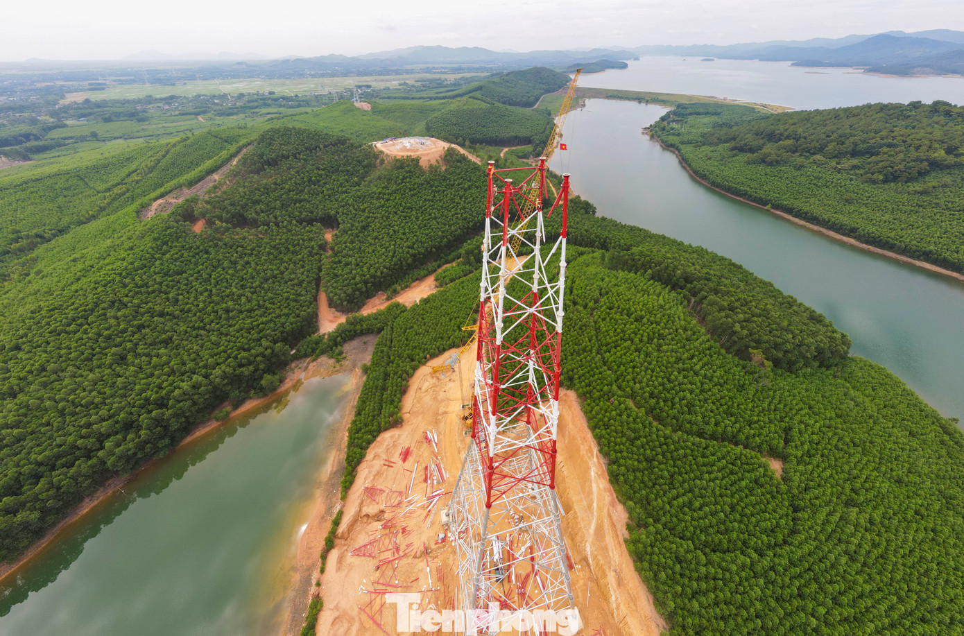 Tại vị trí cột điện số 175 qua xã Cẩm Mỹ, huyện Cẩm Xuyên (Hà Tĩnh), từng nhóm công nhân vẫn miệt mài lắp dựng từng ống thép. Đây là một trong 3 trụ cột có chiều cao lớn nhất trong tổng số 285 cột trụ đang được ngành điện thi công lắp đặt qua tỉnh này.