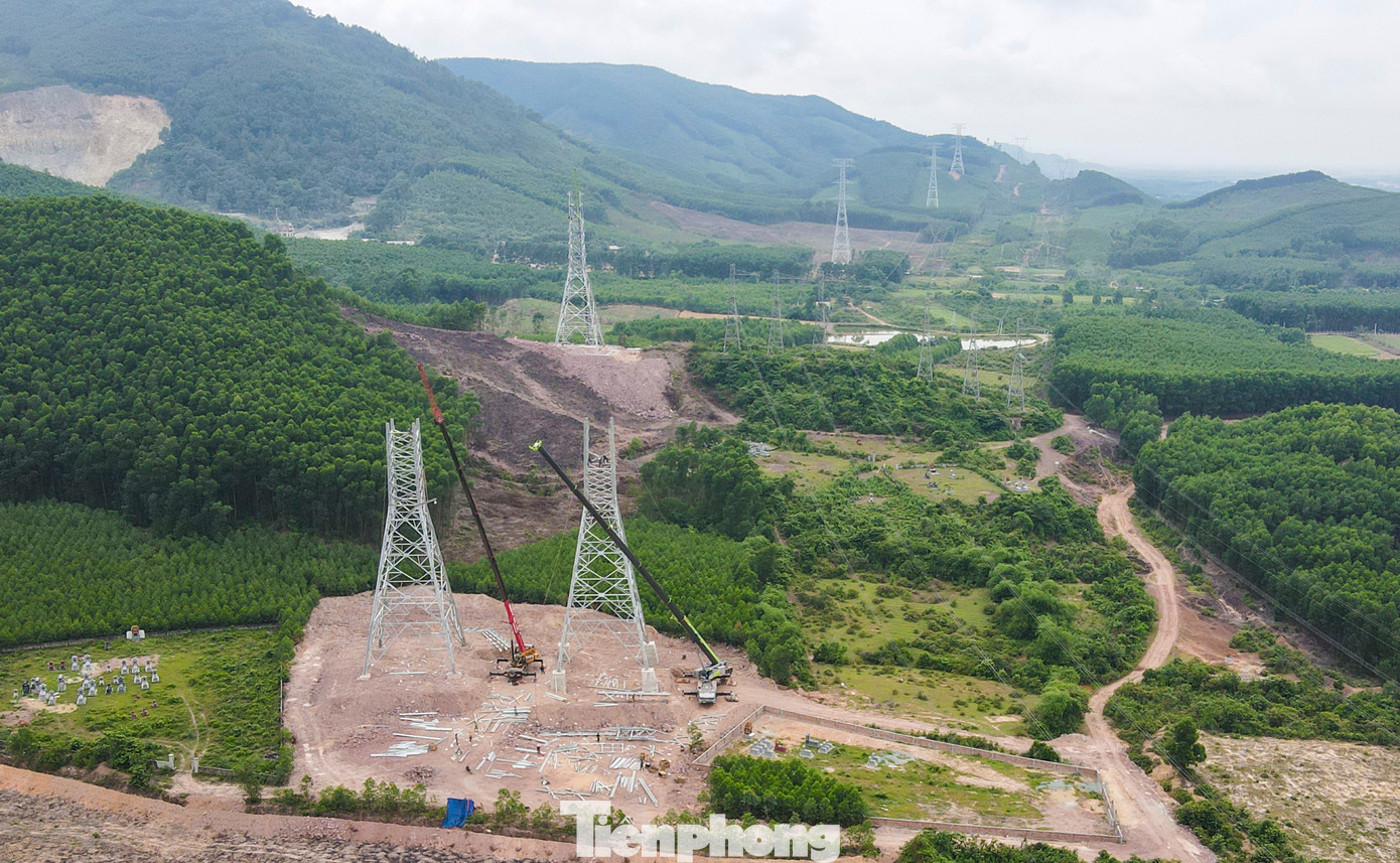 Những ngày này, dọc tuyến đường dây 500Kv mạch 3 đoạn Quảng Trạch - Quỳnh Lưu qua địa bàn tỉnh Hà Tĩnh, hàng nghìn cán bộ, kỹ sư, công nhân ngành điện vẫn đu bám dựng lắp cấu kiện trên các trụ điện, chuẩn bị cho việc kéo đường dây siêu cao áp.