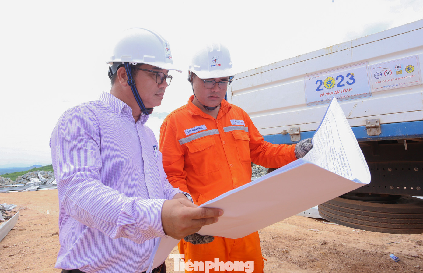 “Vị trí móng cột 174 mà PC Thừa Thiên - Huế tiếp nhận hỗ trợ nằm trên quả đồi cao hàng chục mét. Địa hình dốc, trơn trượt khi trời mưa nên tranh thủ ngày nắng, tổ đội đã di chuyển thiết bị, vật tư lên trước để phân loại, thi công. Dù khó khăn, chúng tôi vẫn quyết tâm hoàn thành nhiệm vụ sớm”, ông Lê Trọng Phước Sơn - Đội trưởng Đội xung kích cho hay.