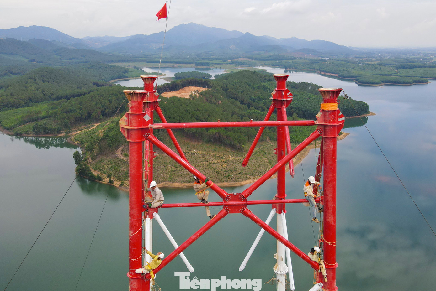 Theo một kỹ sư xây lắp, trụ điện này cao 145m, nặng 426 tấn, được sử dụng công nghệ ghép nối cột ống, lần đầu tiên sử dụng trong dự án đường dây siêu cao áp tại Việt Nam.