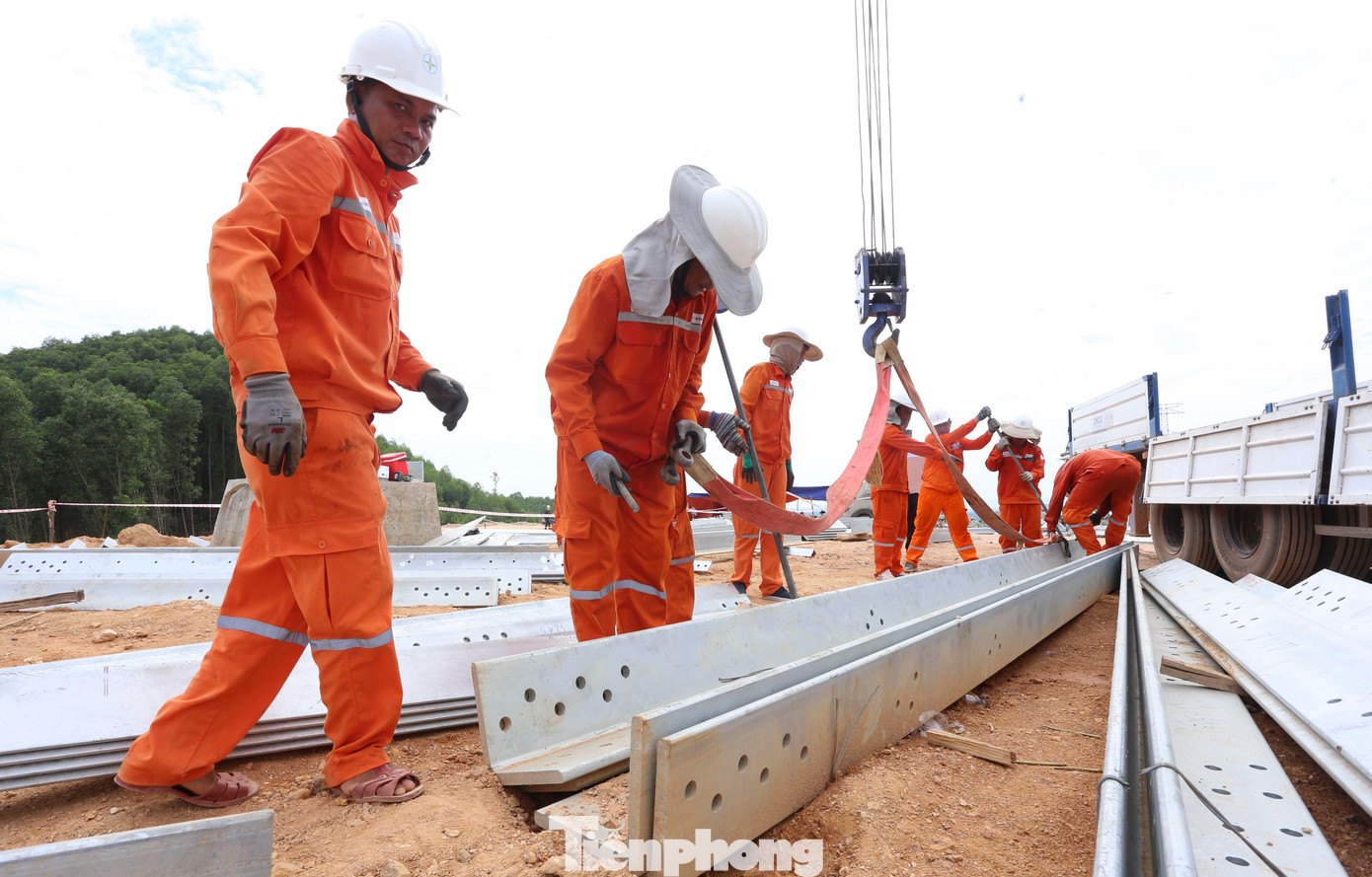 Tại vị trí cột 174 qua xã Cẩm Mỹ (huyện Cẩm Xuyên), 33 cán bộ kỹ sư, công nhân Điện lực Thừa Thiên - Huế đang hỗ trợ dựng lắp trụ điện. Vị trí là trụ néo hãm thân đôi nên việc thi công dự kiến hoàn thành sau 20-25 ngày.