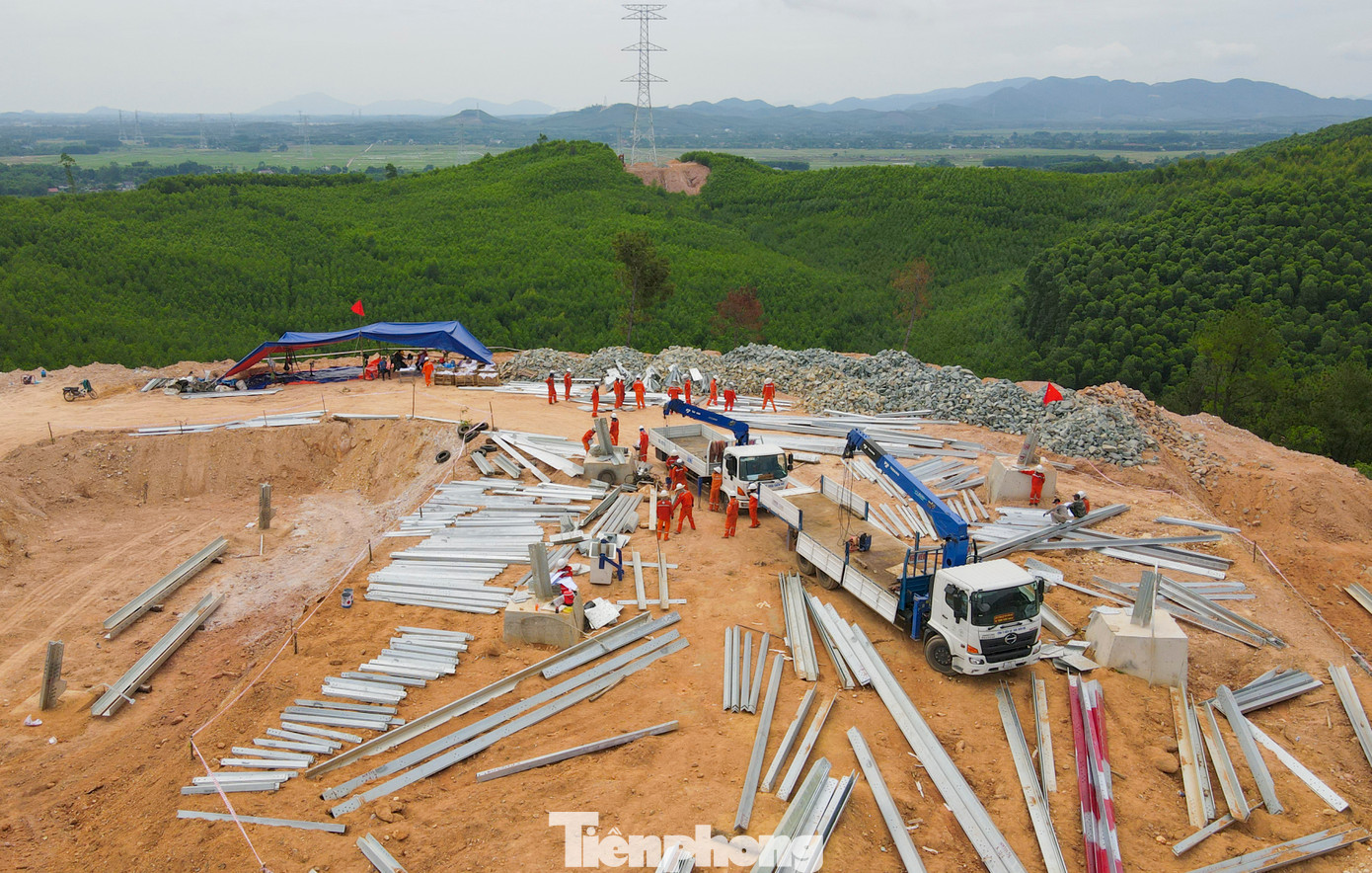 Tại vị trí cột 174 qua xã Cẩm Mỹ (huyện Cẩm Xuyên), 33 cán bộ kỹ sư, công nhân Điện lực Thừa Thiên - Huế đang hỗ trợ dựng lắp trụ điện. Vị trí là trụ néo hãm thân đôi nên việc thi công dự kiến hoàn thành sau 20-25 ngày.