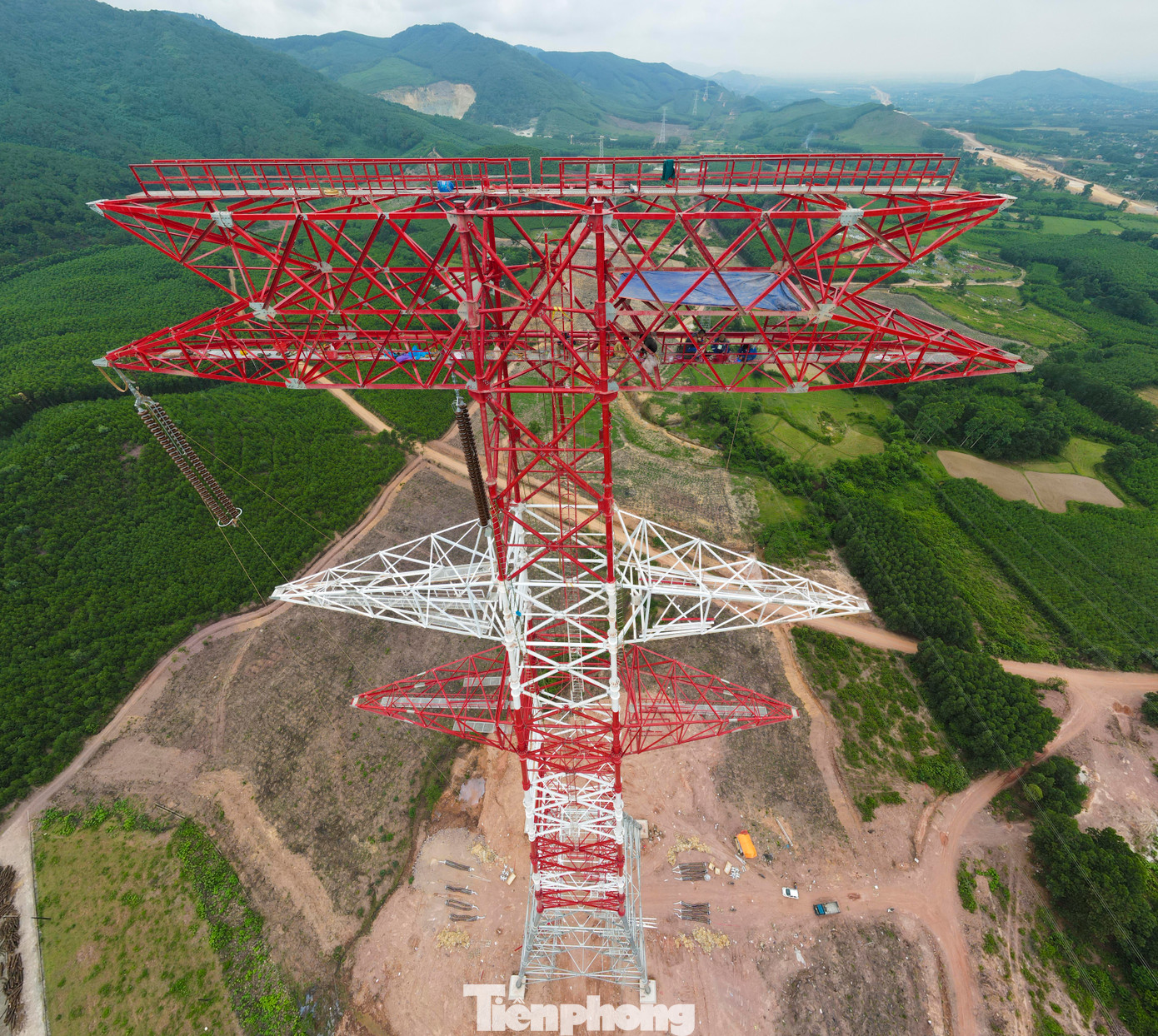 Tại vị trí cột 135 và 136 qua xã Cẩm Thịnh (huyện Cẩm Xuyên), đơn vị thi công cũng sử dụng 2 cột ống cao này để đảm bảo khoảng cách an toàn. Hai cột đỡ vượt hồ Thượng Tuy, cách nhau khoảng 1km.