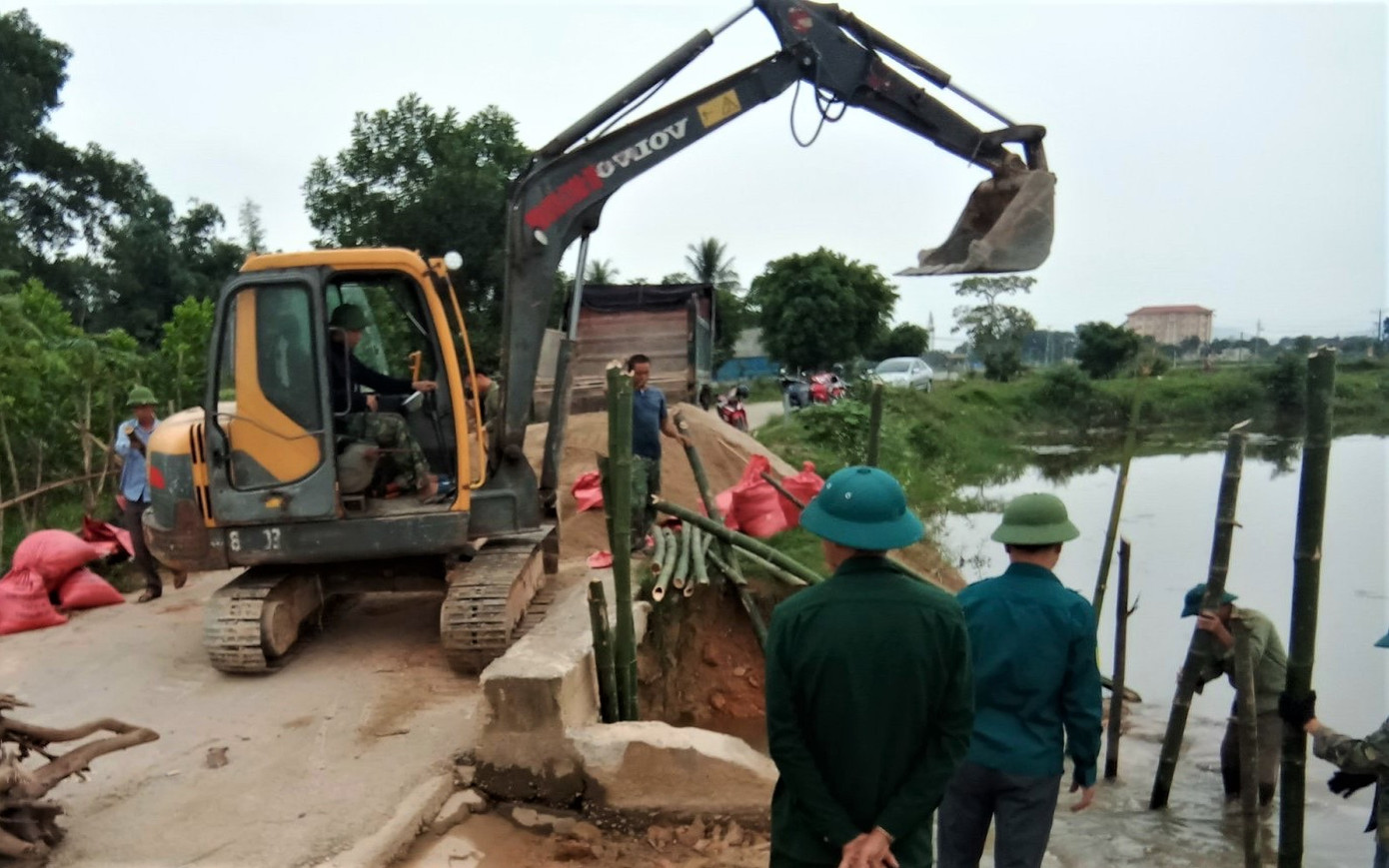 Tại huyện Hương Khê, lãnh đạo UBND huyện cũng họp bàn phương án ứng phó nếu đợt mưa lớn còn kéo dài. Một số khu vực đã chuẩn bị cho tình huống di dời các hộ dân vùng nguy hiểm đến nơi an toàn khi mưa lũ xảy ra.
