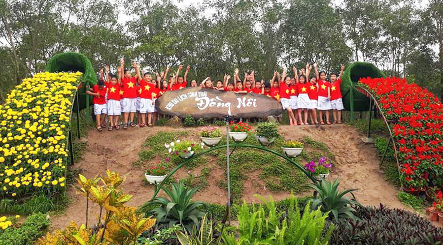 Ông Nguyễn Tiến Trình - Giám đốc Công ty CP đầu tư thương mại dịch vụ và du lịch Thành Sen - cho biết, đơn vị từng 3 năm phối hợp đầu tư khai thác du lịch sinh thái Đồng Nôi. Tuy nhiên, do vướng một số vấn đề về dự án khác ở khu du lịch này nên phải tạm dừng hoạt động. “Khu du lịch sinh thái Đồng Nôi từng thu hút rất đông du khách đến tham quan. Đơn vị từng kỳ vọng rất nhiều nơi đây sẽ là điểm nhấn du lịch cạnh bãi biển Thiên Cầm song khá tiếc khi phải tạm dừng hoạt động theo chủ trương”, ông Trình nói. Trong ảnh là hình ảnh đối lập của khu du lịch khi còn hoạt động và hiện nay. Ông Nguyễn Tiến Trình - Giám đốc Công ty CP đầu tư thương mại dịch vụ và du lịch Thành Sen - cho biết, đơn vị từng 3 năm phối hợp đầu tư khai thác du lịch sinh thái Đồng Nôi. Tuy nhiên, do vướng một số vấn đề về dự án khác ở khu du lịch này nên phải tạm dừng hoạt động. “Khu du lịch sinh thái Đồng Nôi từng thu hút rất đông du khách đến tham quan. Đơn vị từng kỳ vọng rất nhiều nơi đây sẽ là điểm nhấn du lịch cạnh bãi biển Thiên Cầm song khá tiếc khi phải tạm dừng hoạt động theo chủ trương”, ông Trình nói. Trong ảnh là hình ảnh đối lập của khu du lịch khi còn hoạt động và hiện nay.