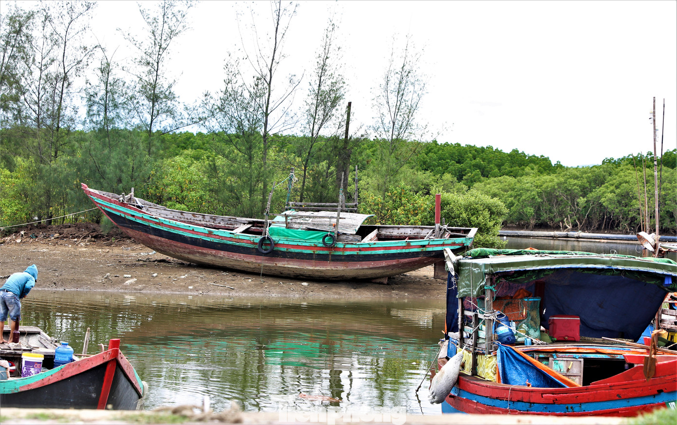 Tàu cá xuống cấp, nằm chỏng chơ trên bờ sau thời gian không được vươn khơi.