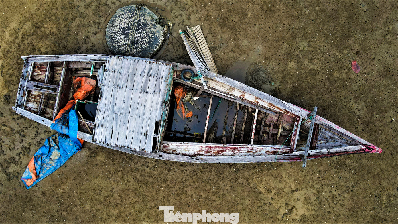 Người dân địa phương nói rằng việc xác tàu thuyền lênh đênh tại khu neo đậu đã tồn tại từ lâu, ảnh hưởng lớn đến việc cập bến, giao thương của bà con, nhất là vào mùa mưa bão hay biển động, khi số lượng tàu thuyền về trú tránh nhiều.