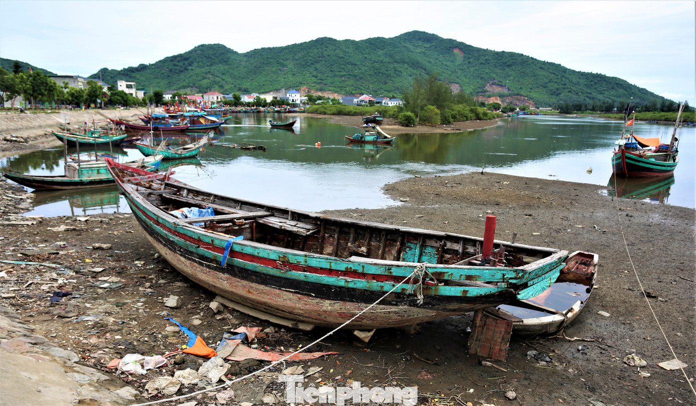 Tàu cá xuống cấp, nằm chỏng chơ trên bờ sau thời gian không được vươn khơi.