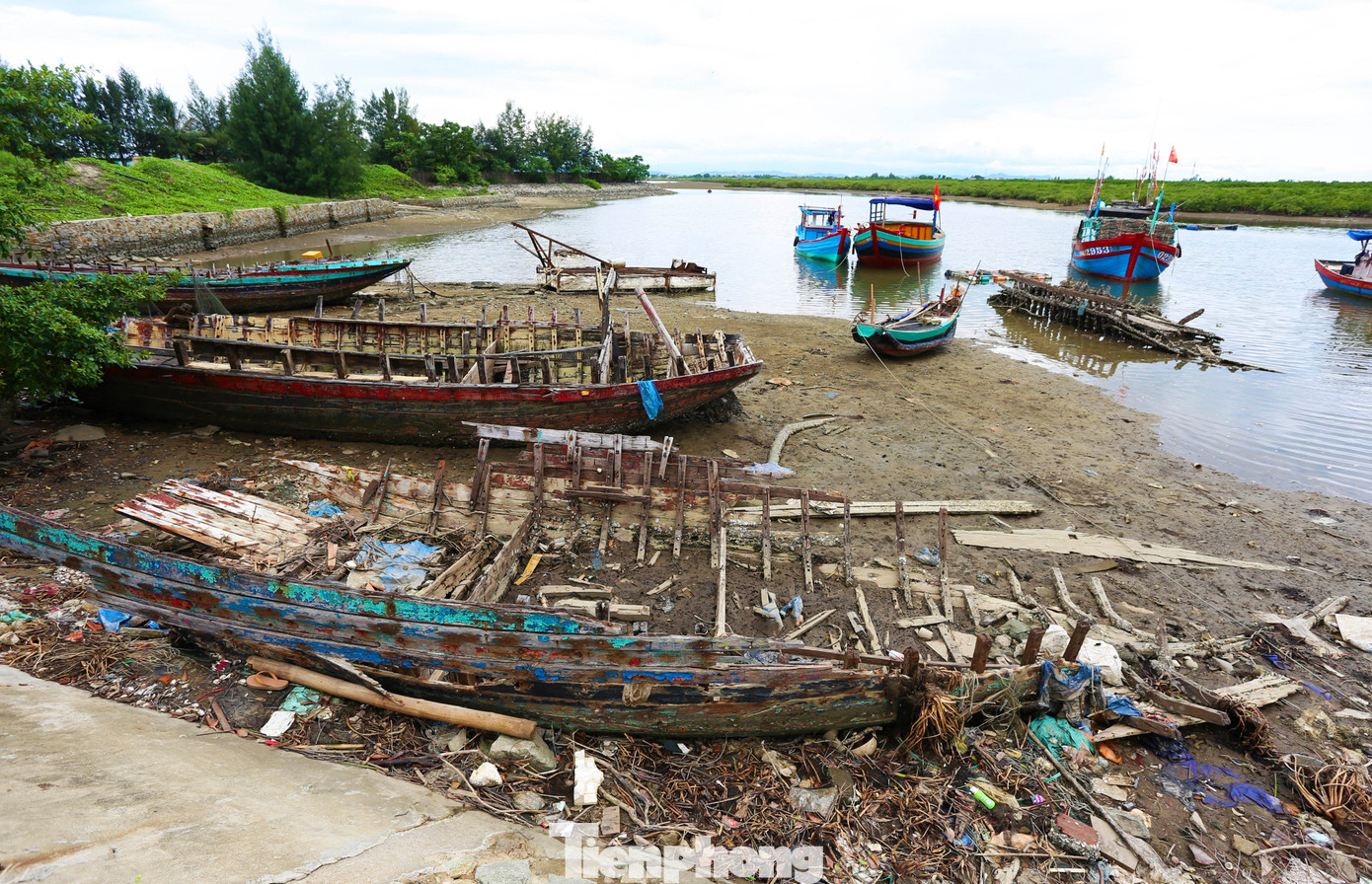 Tại khu neo đậu ở cảng Cửa Sót (xã Thạch Kim, huyện Lộc Hà), những tàu cá hư hỏng, mục nát nằm ngổn ngang.