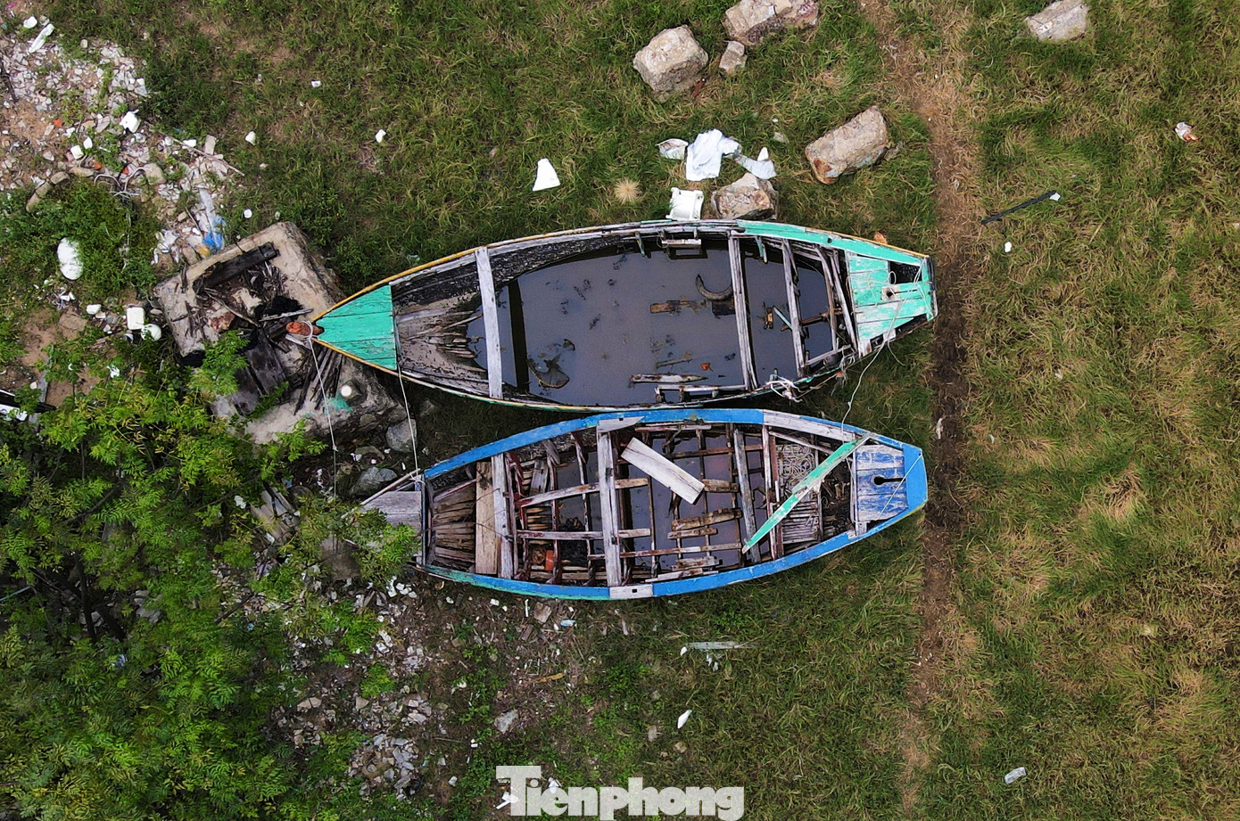 Lượng lớn tàu cá bị bỏ lại, máy móc được ngư dân tháo đi, chỉ còn lại bộ khung. Sau thời gian không sử dụng, các tàu mục nát, chôn vùi dưới lớp bùn, cát, hàu bám chặt.
