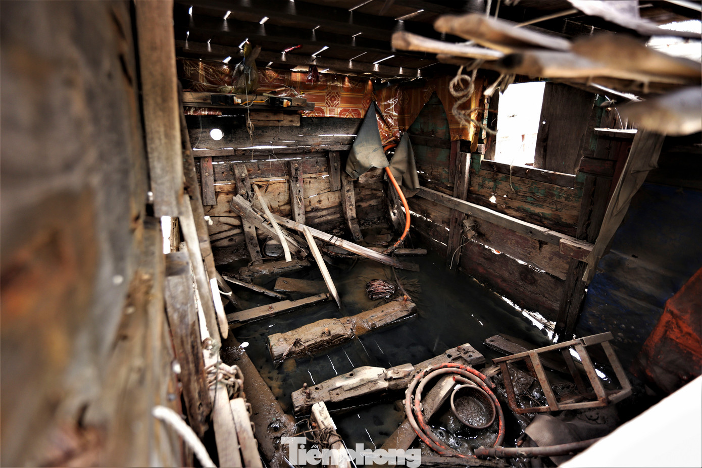 Lượng lớn tàu cá bị bỏ lại, máy móc được ngư dân tháo đi, chỉ còn lại bộ khung. Sau thời gian không sử dụng, các tàu mục nát, chôn vùi dưới lớp bùn, cát, hàu bám chặt.