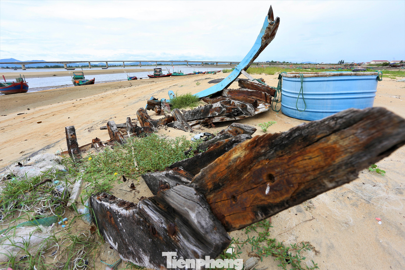 Ông Nguyễn Văn Hùng - Chủ tịch UBND xã Cẩm Nhượng (huyện Cẩm Xuyên) cho biết xã có hơn 250 tàu thuyền hoạt động đánh bắt hải sản. Tuy nhiên, những năm gần đây, số tàu thuyền bị bỏ lại, nằm ngổn ngang dọc bãi neo đậu, cửa biển lên đến hàng chục chiếc. Với số tàu hư hỏng, xã sẽ làm việc với các chủ thuyền để có phương án dọn dẹp, trục vớt.