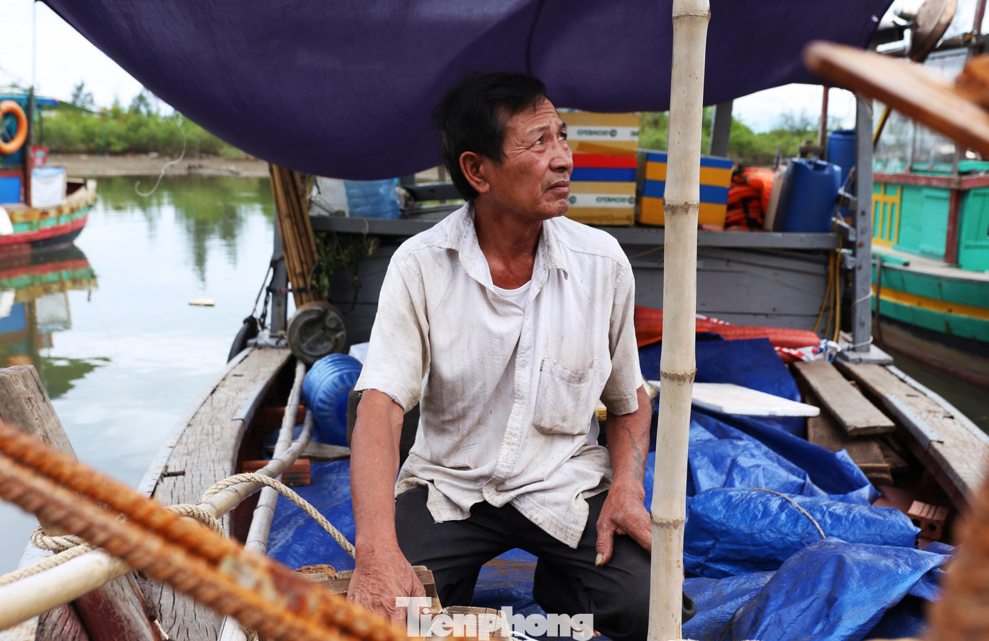 Ông Nguyễn Xuân Hòa (68 tuổi, trú xã Thạch Kim) cho biết: "Nghề biển bây giờ khó khăn, nhiều chuyến biển không đủ trang trải cho chi phí nên ngư dân không còn mặn mà. Nhiều người bán lại hoặc bỏ tàu đi làm nghề khác, con em cũng đi nước ngoài để trang trải cuộc sống, cũng vì thế tàu không đi bị hư hỏng, bỏ lại nhiều hơn".