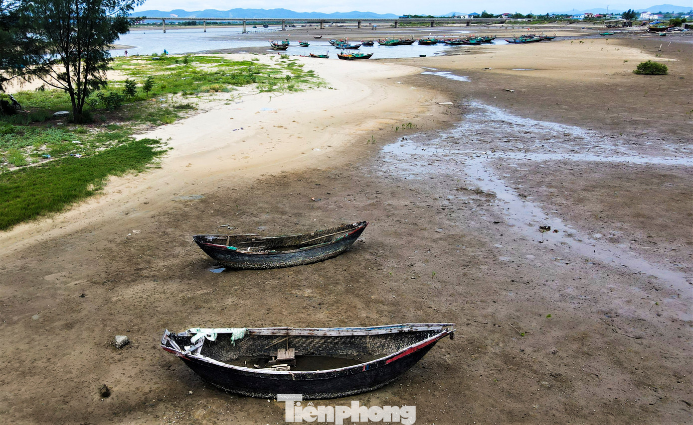 Những năm gần đây, tại một số cảng cá, khu neo đậu của tỉnh Hà Tĩnh đang diễn ra thực trạng các tàu cá sau một thời gian dài không hoạt động dần xuống cấp, hư hỏng, nằm ngổn ngang nhưng chưa có giải pháp xử lý.