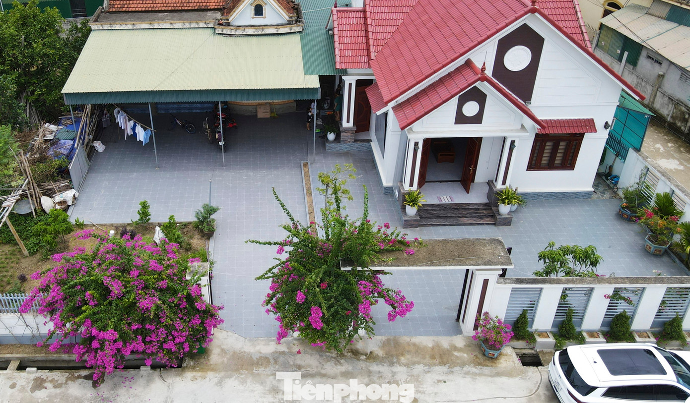 Những cánh cổng rực rỡ với dàn hoa giấy sum suê.