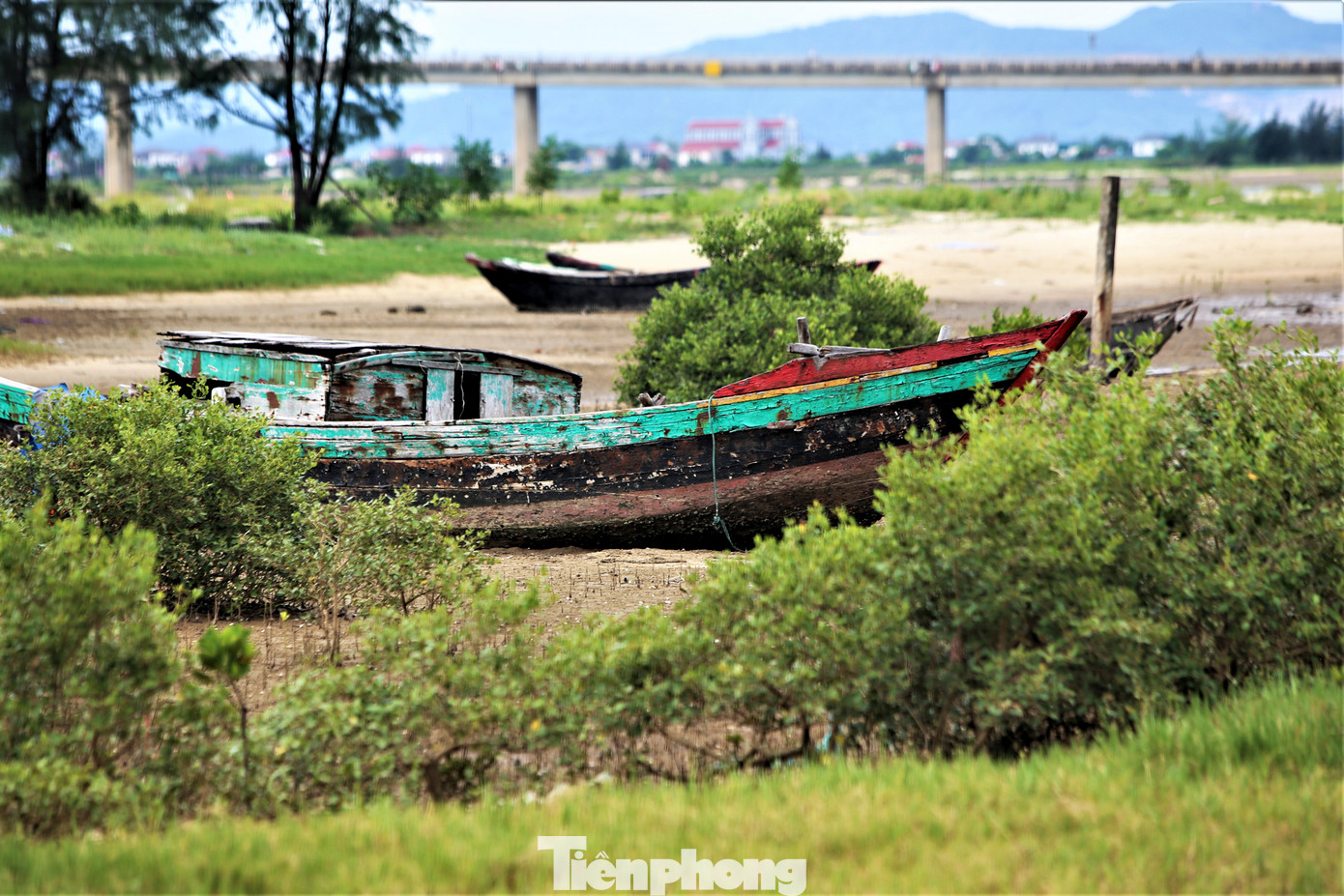 Cùng với tình trạng bồi lấp luồng lạch hiện nay ở Hà Tĩnh, việc hàng chục xác tàu hư hỏng nằm chất đống càng khiến cho việc lưu thông, neo đậu và tránh trú tàu thuyền của người dân gặp khó, nhất là sắp vào mùa mưa bão.