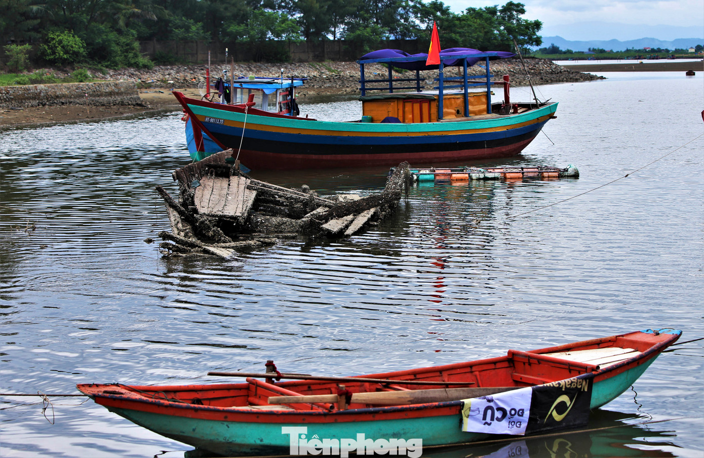 Ông Trần Đình Hưng - Chủ tịch UBND xã Thạch Kim (huyện Lộc Hà) nói rằng ngư dân địa phương từng sở hữu hơn 300 tàu cá các loại song đến nay cả xã chỉ còn gần 100 chiếc. Trong đó có 16 tàu cá trên 90CV, còn lại là tàu nhỏ đánh bắt gần bờ. "5 năm trở lại đây, tàu thuyền bị bỏ lại nhiều hơn vì nghề biển khó khăn, ngư dân cũng lên bờ chọn việc khác mưu sinh", ông Hưng chia sẻ.