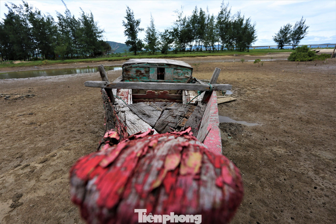 Các tàu cá bị bỏ lại trong các bãi neo đậu lâu dần đã xuống cấp, hư hỏng.