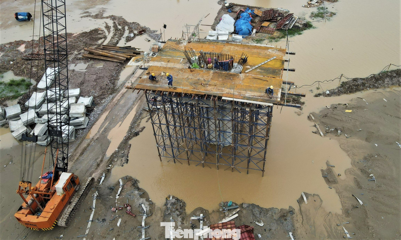 “Mưa xuống không thể thi công đổ đất san lấp nền đường. Các tuyến đường công vụ, khu vực thi công ngập sâu nên các nhà thầu chỉ có thể cho công nhân thi công đúc các cấu kiện bê tông, cốt thép, dầm cầu, làm được thêm ngày nào đỡ ngày đó. Việc mưa kéo dài cũng ảnh hưởng lớn đến tiến độ đề ra song các nhà thầu cũng cam kết khi nắng ráo sẽ đẩy nhanh việc thi công, bù khoảng thời gian phải tạm dừng”, ông Tuấn cho hay.