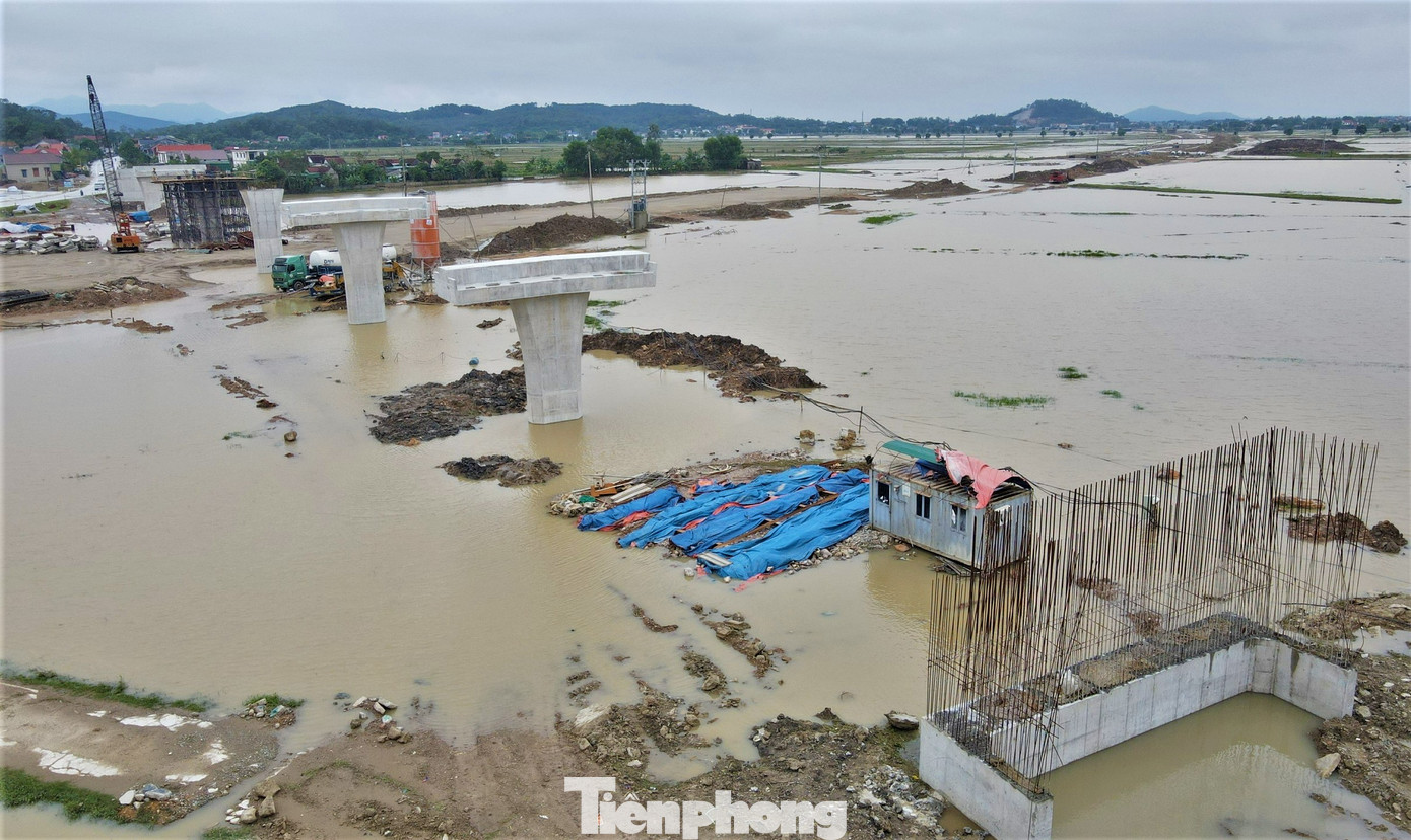Cao tốc đoạn tuyến Bãi Vọt – Hàm Nghi qua xã Sơn Lộc (huyện Can Lộc) ngập trong nước, không thể thi công trong đợt mưa cuối tháng 10, 11 vừa qua.