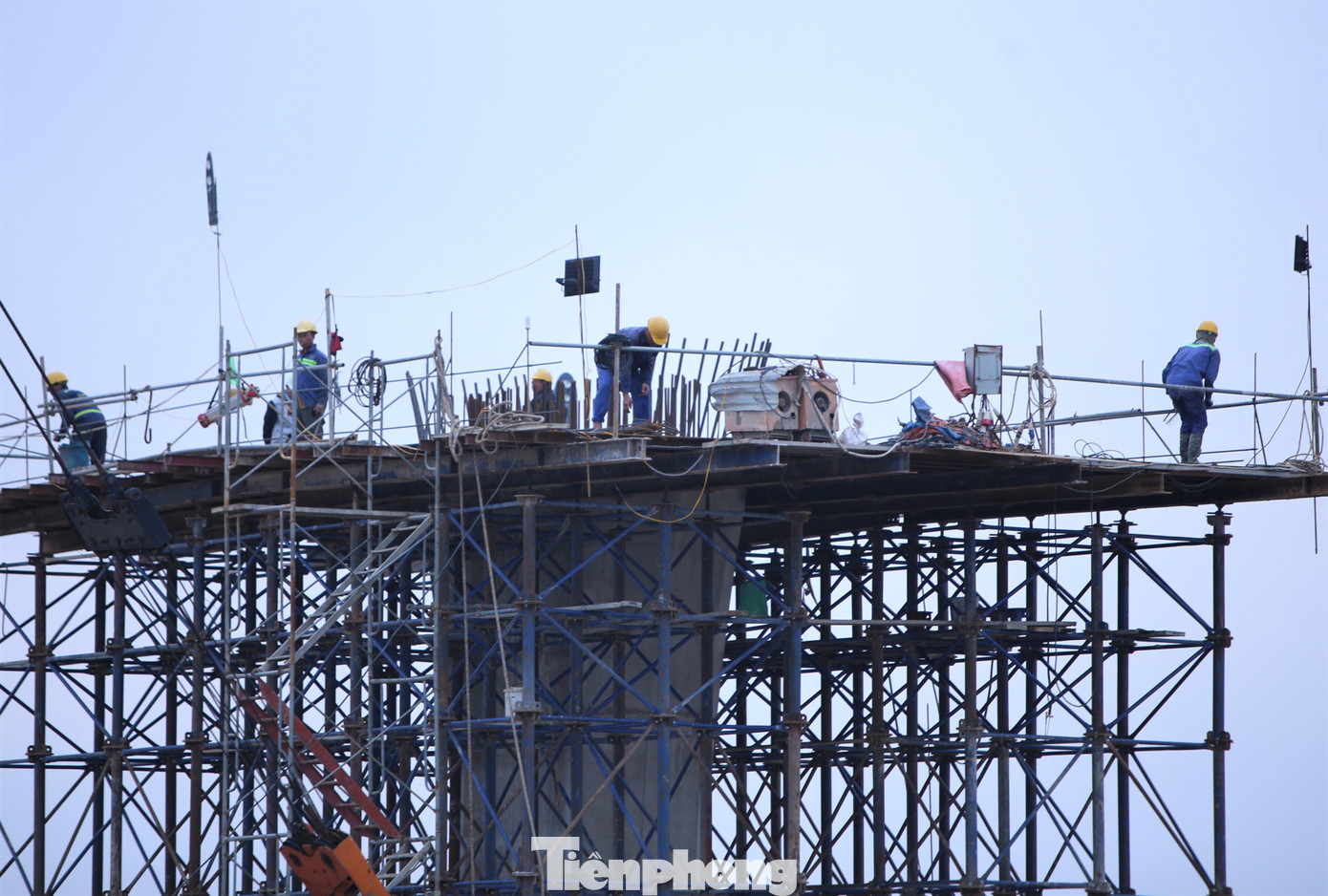 Việc thi công dầm cầu, cấu kiện bê tông được ưu tiên trong ngày mưa.