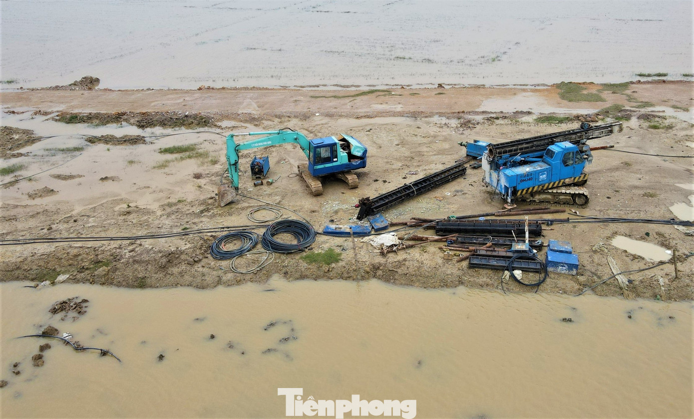 Máy móc, cấu kiện thi công cao tốc tê liệt do các đợt mưa, lũ gây ra.