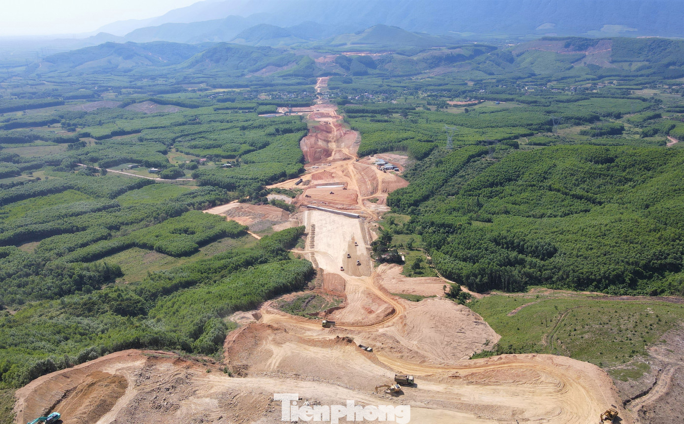 Dự án đường bộ cao tốc Bắc – Nam giai đoạn 2021 – 2025 qua Hà Tĩnh dài 102,38 km với 3 dự án thành phần gồm Bãi Vọt – Hàm Nghi, Hàm Nghi – Vũng Áng và Vũng Áng – Bùng đi qua các huyện: Đức Thọ, Can Lộc, Thạch Hà, Cẩm Xuyên, Kỳ Anh và thị xã Kỳ Anh.