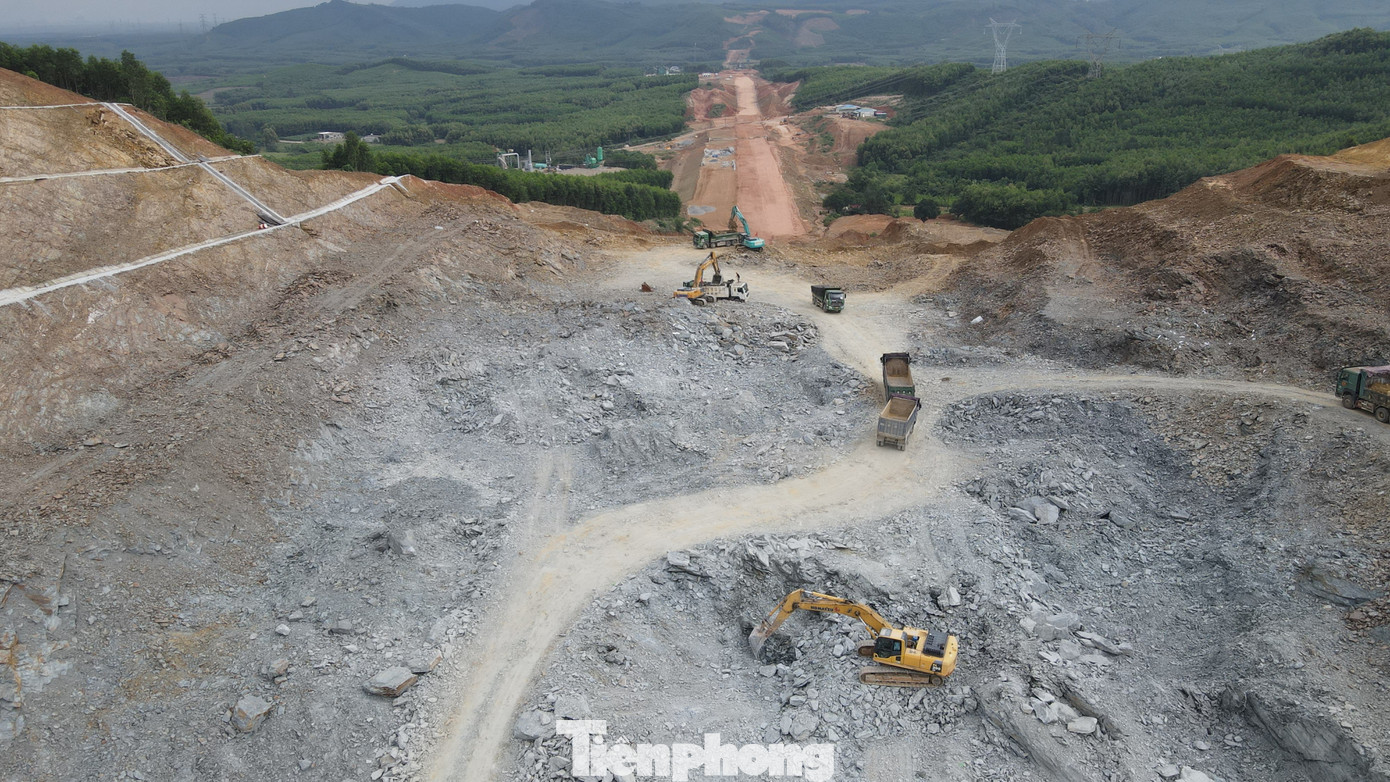 Những ngày này, khi thời tiết dần nắng ráo, các nhà thầu thi công dự án đường bộ cao tốc Bắc – Nam qua Hà Tĩnh cấp tập thi công trở lại. Điều này nhằm đảm bảo tiến độ dự án đề ra, bù thời gian nghỉ do mưa lũ gây ra thời gian qua.