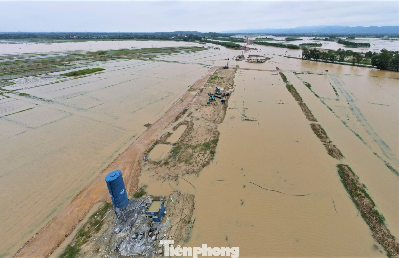 “Mưa lớn ngập sâu một số khu vực thi công, các vị trí khác đang đắp nền đất bị sình lầy, nền yếu nên công nhân không thể thi công. Sau mưa nhiều ngày còn phải chờ nước rút, đất khô ráo mới đảm bảo việc thi công trở lại”, ông Ngọc chia sẻ. Trong hình là đợt mưa lũ gây ngập nhiều vị trí thi công cao tốc Bắc – Nam qua Hà Tĩnh hồi trung tuần tháng 11.