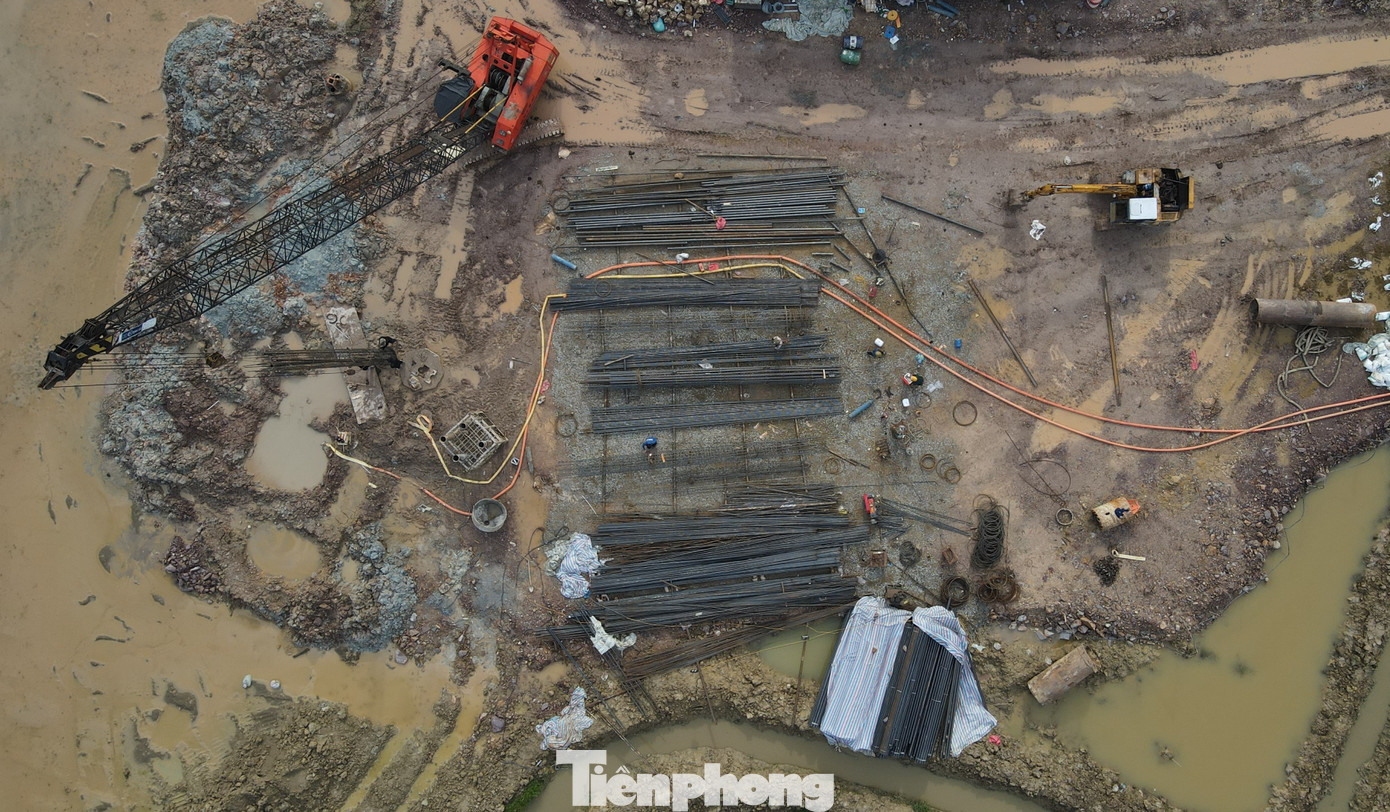 Khi nước dần rút, công nhân trở lại thi công các hạng mục.