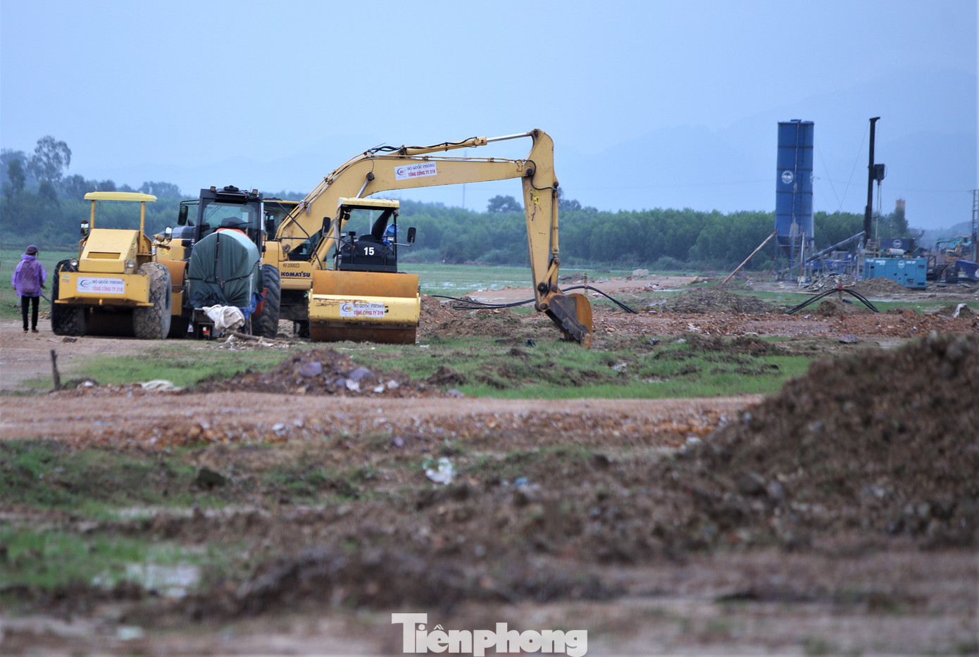Sau các đợt mưa, nhà thầu phải mất 2-3 ngày chờ nắng ráo, nền đất cứng mới có thể thi công trở lại.