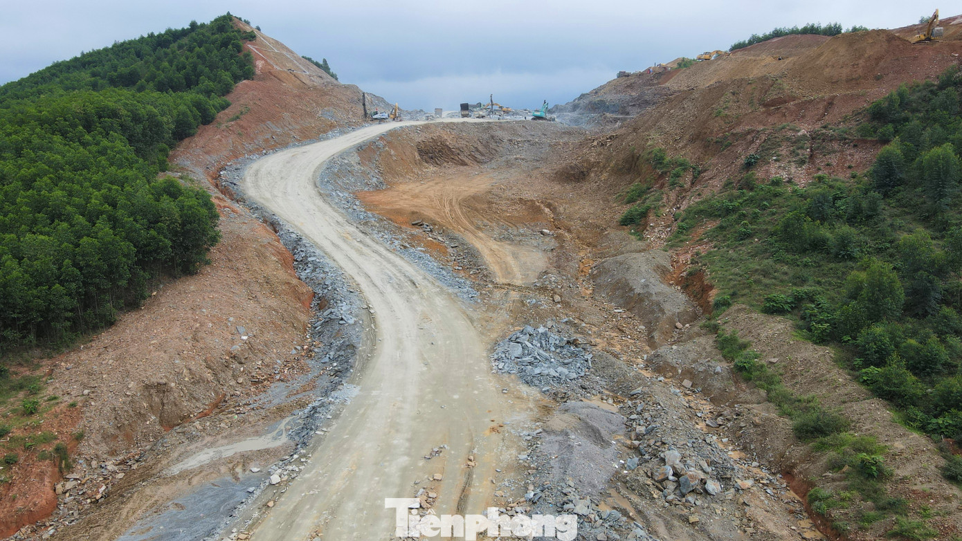 Anh Nguyễn Đức Thông, cán bộ kỹ thuật thuộc Công ty CP 484 cho biết, đơn vị đang thực hiện bạt đồi Ba Vồng (xã Kỳ Tân, thị xã Kỳ Anh) thuộc đoạn tuyến Bãi Vọt – Vũng Áng. &quot;Ngọn đồi cao 60m đã được hạ gần xong theo tiến độ đề ra. Do mưa lớn từ cuối tháng 10 đến giữa tháng 11 khiến nhiều tuần liền máy móc, công nhân không thể làm việc”.