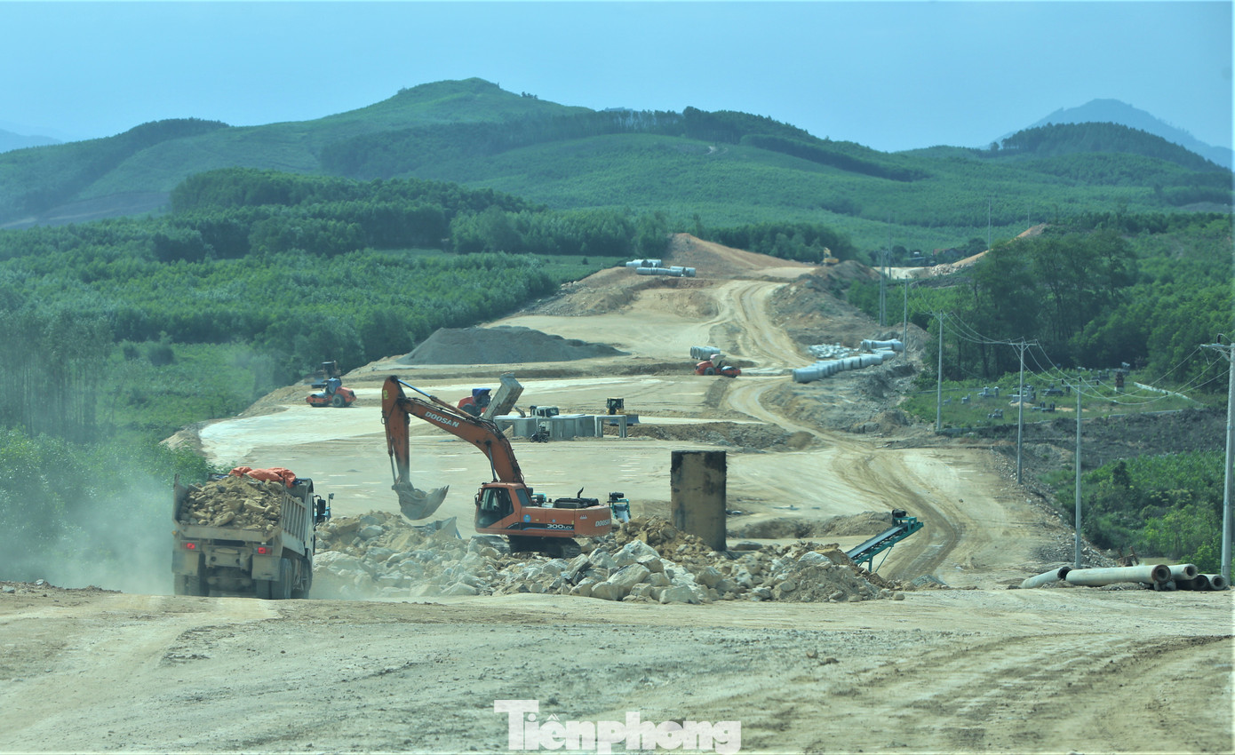 Ông Đàm Đức Ngọc - Chỉ huy trưởng công trường tại gói thầu 12-XL dự án thành phần đoạn Hàm Nghi - Vũng Áng (Công ty Xây dựng Xuân Trường) cho biết, gói thầu dài 24km, chủ yếu vượt qua đồi núi nên phải hạ đồi, lắp cống ngầm, hầm chui và các cây cầu nên việc mưa lớn kéo dài những ngày qua đã ảnh hưởng rất lớn đến tiến độ đề ra.