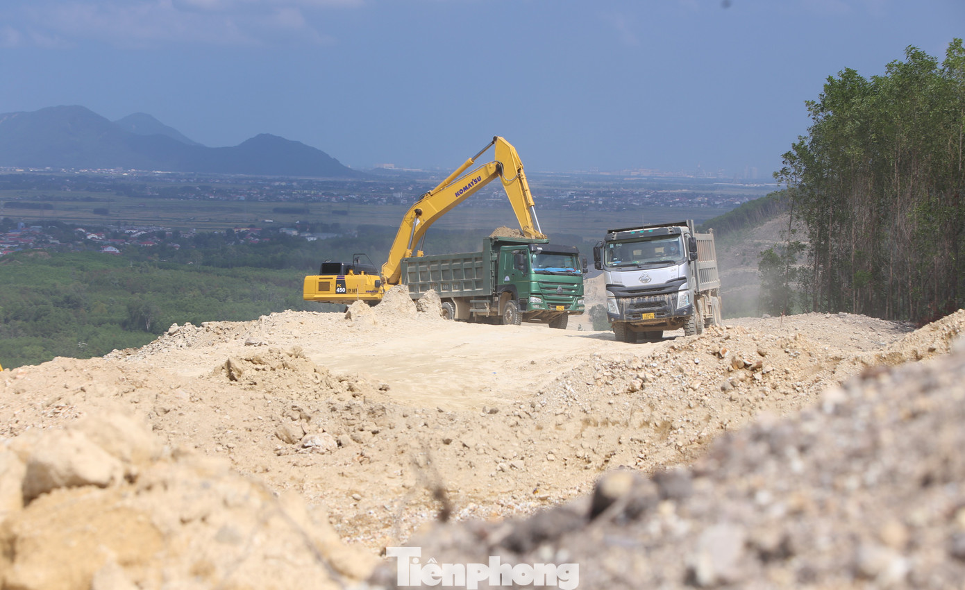 Ông Đàm Đức Ngọc - Chỉ huy trưởng công trường tại gói thầu 12-XL dự án thành phần đoạn Hàm Nghi - Vũng Áng (Công ty Xây dựng Xuân Trường) cho biết, gói thầu dài 24km, chủ yếu vượt qua đồi núi nên phải hạ đồi, lắp cống ngầm, hầm chui và các cây cầu nên việc mưa lớn kéo dài những ngày qua đã ảnh hưởng rất lớn đến tiến độ đề ra.