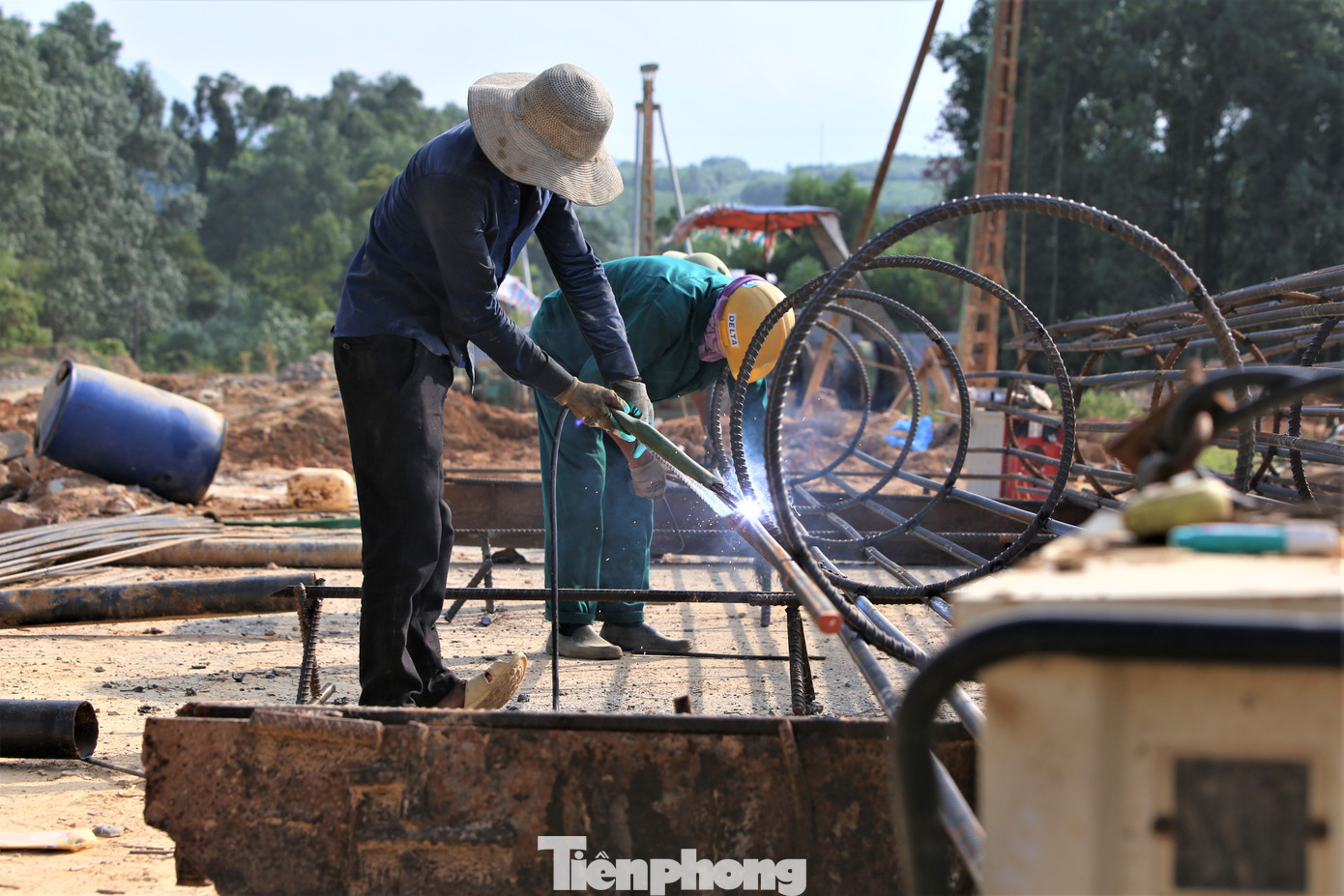 Công nhân thi công đúc các cấu kiện bê tông, cốt thép, dầm cầu, ống cống, gia công ván khuôn... để linh động ứng phó với thời tiết.