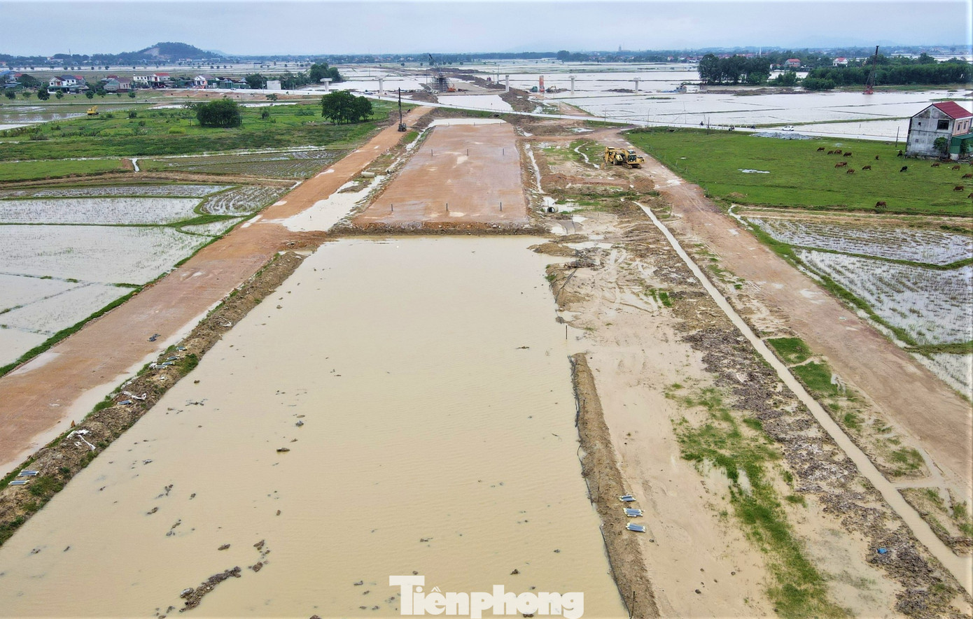 Ông Lưu Tuấn – Phó Giám đốc điều hành Ban Quản lý dự án Thăng Long - chủ đầu tư dự án cao tốc Bắc – Nam đoạn Hàm Nghi – Vũng Áng cho biết, các nhà thầu thi công trên tuyến chủ yếu đang thực hiện san nền, kiểm tra nền đất yếu và xây dựng các hạng mục cầu, cống.