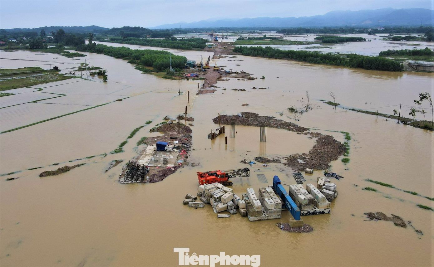 Các nhà thầu cho biết đã tính toán và biết trước ảnh hưởng của mưa lũ tại các tỉnh miền Trung song việc mưa kéo dài, lượng mưa lớn khiến nhà thầu gặp không ít khó khăn.