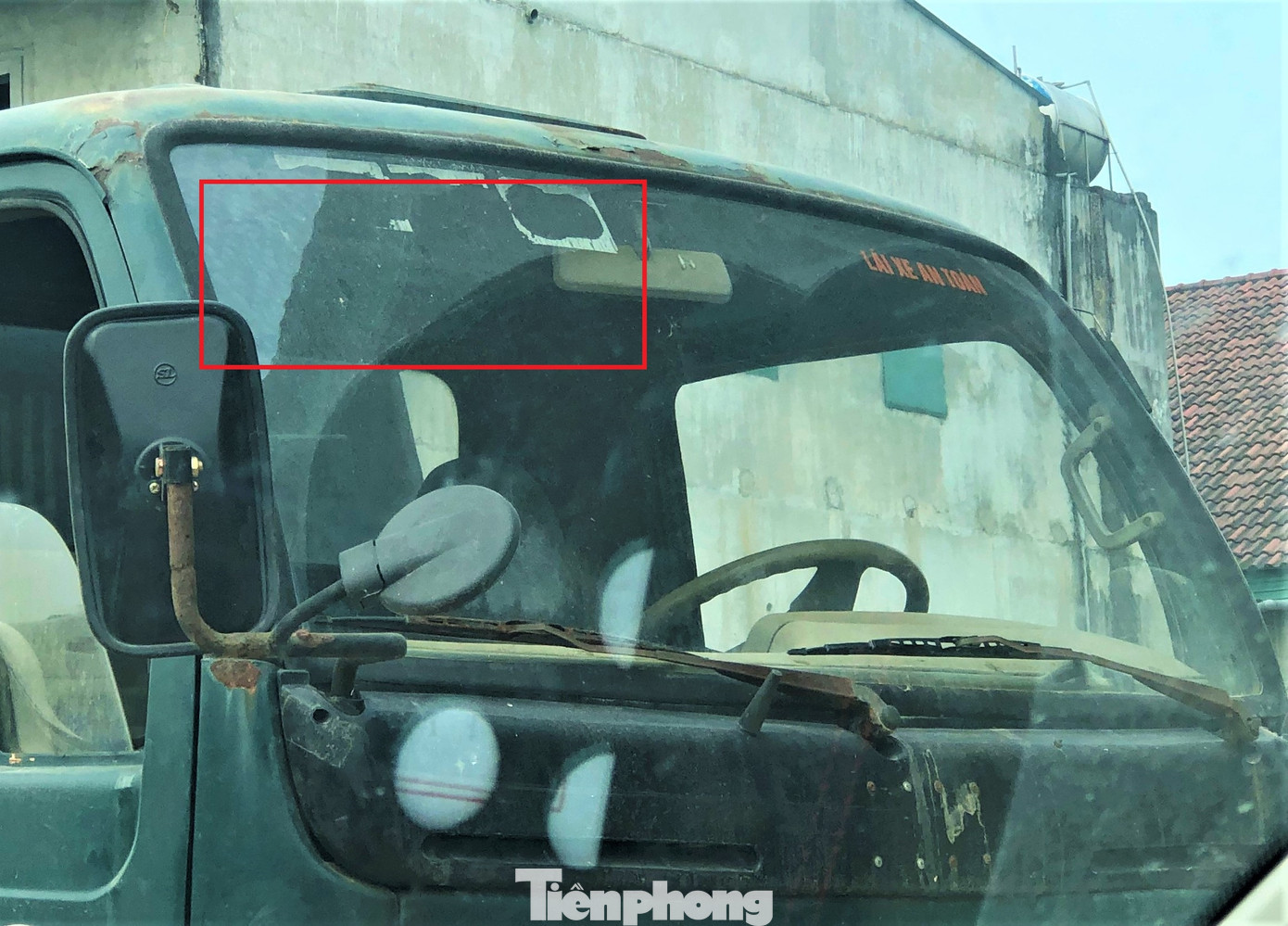 Những chiếc xe hết niên hạn hoặc không hạn đăng kiểm đã hết hơn 7 năm vẫn còn hoạt động trên đường.