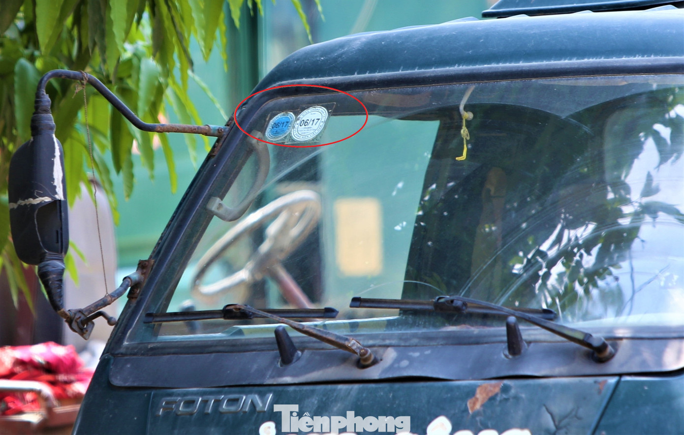 Những chiếc xe hết niên hạn hoặc không hạn đăng kiểm đã hết hơn 7 năm vẫn còn hoạt động trên đường.