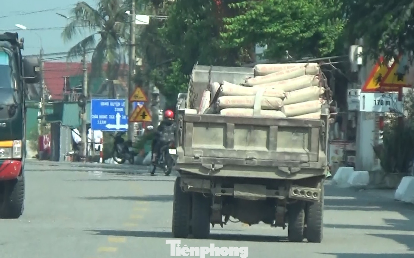 Xe hết kiểm định vẫn nghênh ngang trên đường, tiềm ẩn nguy cơ mất an toàn giao thông.