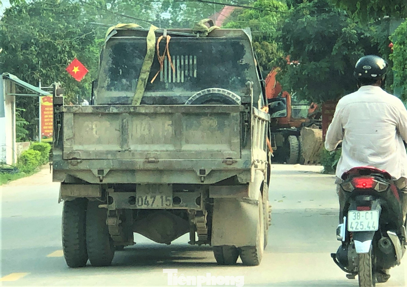 Xe hết kiểm định vẫn nghênh ngang trên đường, tiềm ẩn nguy cơ mất an toàn giao thông.