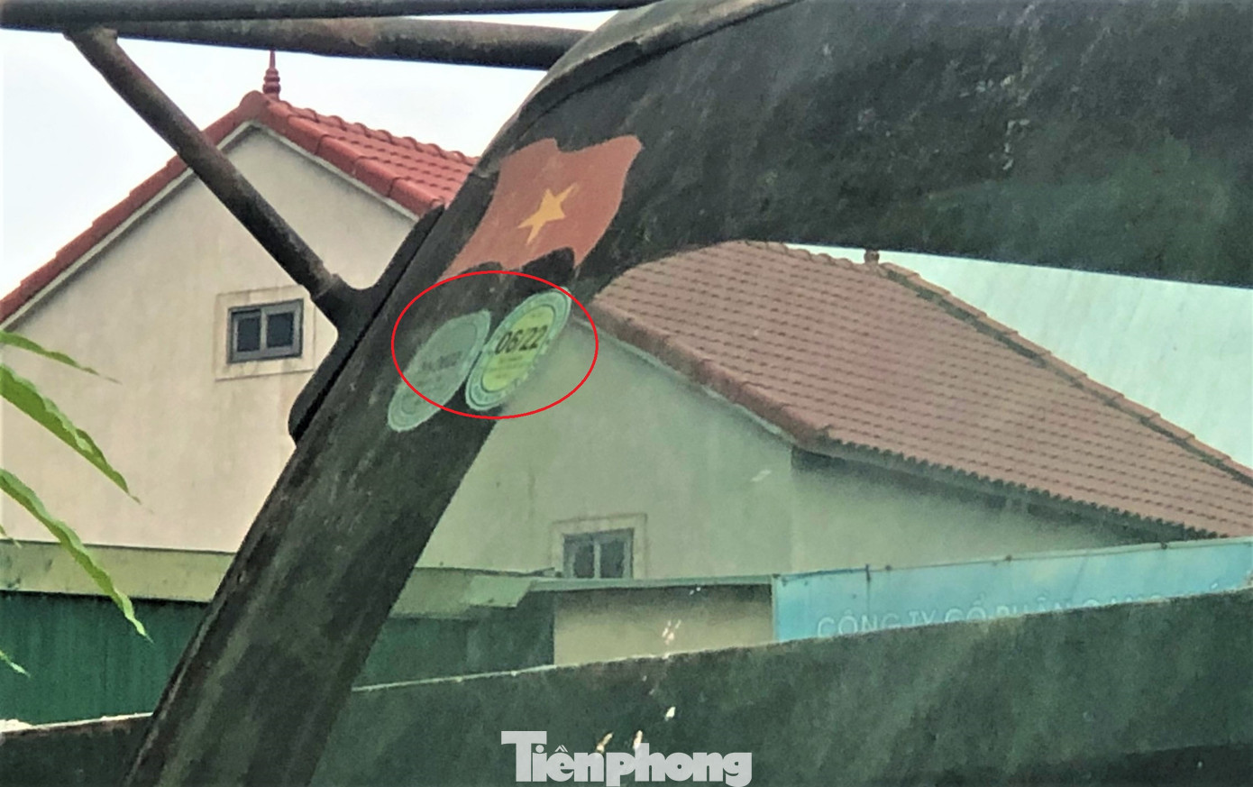 Những chiếc xe hết niên hạn hoặc không hạn đăng kiểm đã hết hơn 7 năm vẫn còn hoạt động trên đường.