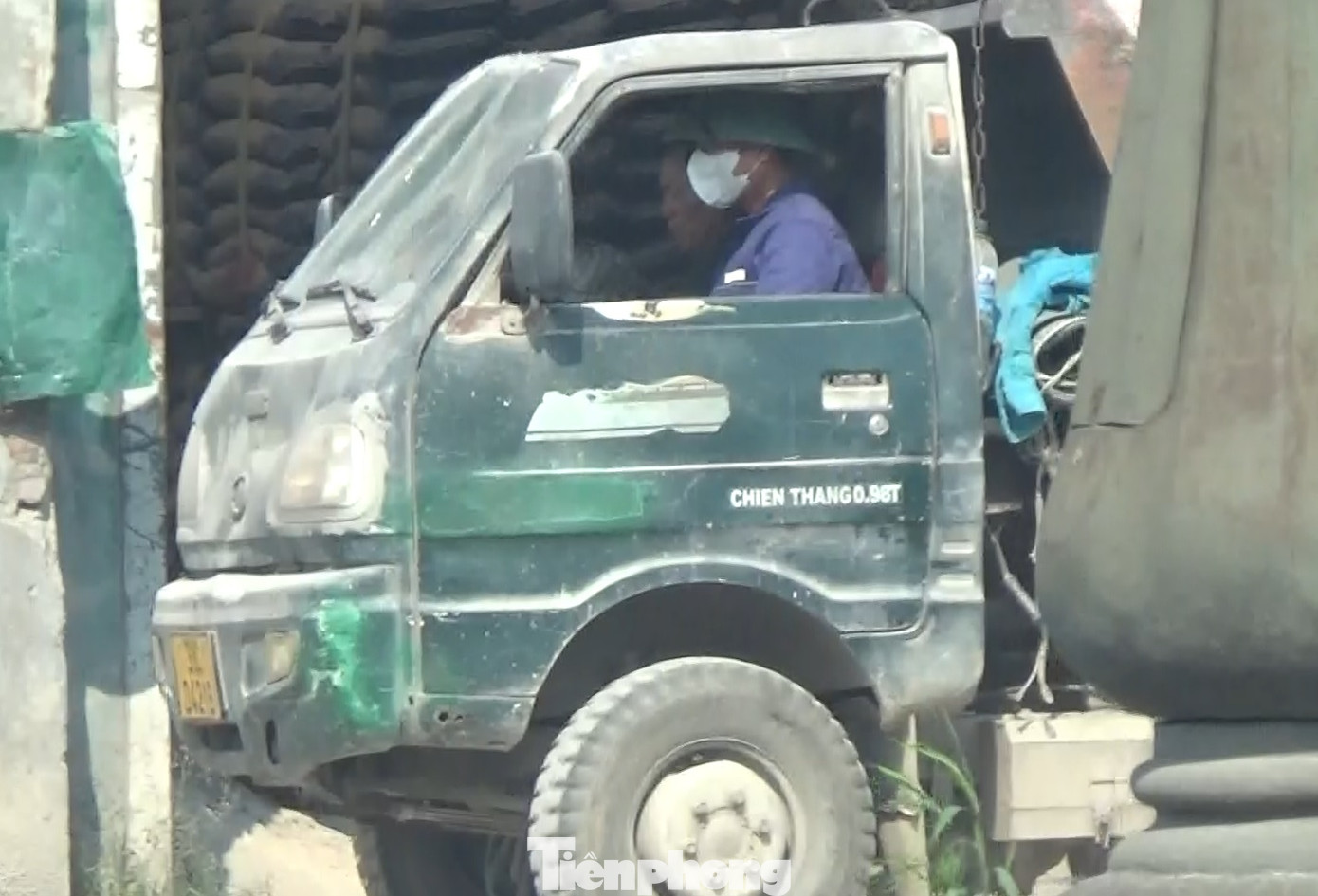 Xe hết kiểm định vẫn nghênh ngang trên đường, tiềm ẩn nguy cơ mất an toàn giao thông.