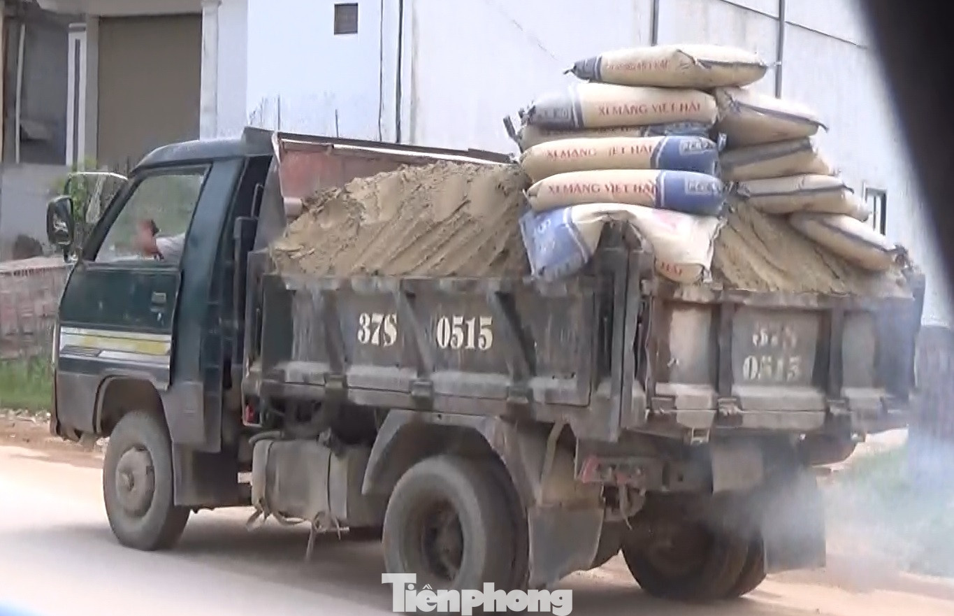Chiếc xe BKS 37S 0515 đã hết hạn kiểm định từ tháng 6/2017 song vẫn chở cao ngút cát, xi măng vi vu trên đường.