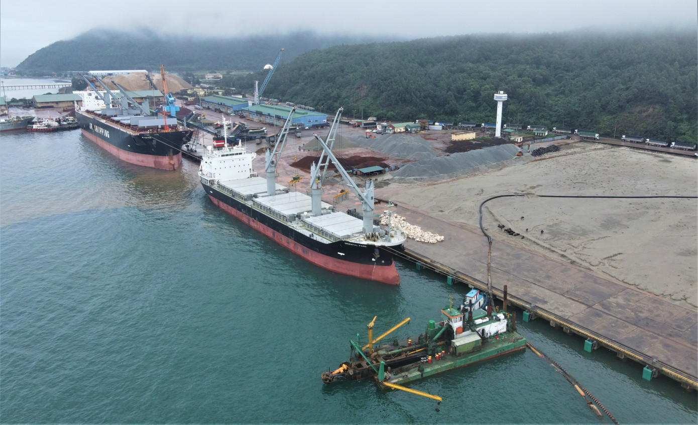 Tàu vào các khu cầu cảng để nhận trung chuyển hàng hóa. Tàu vào các khu cầu cảng để nhận trung chuyển hàng hóa.